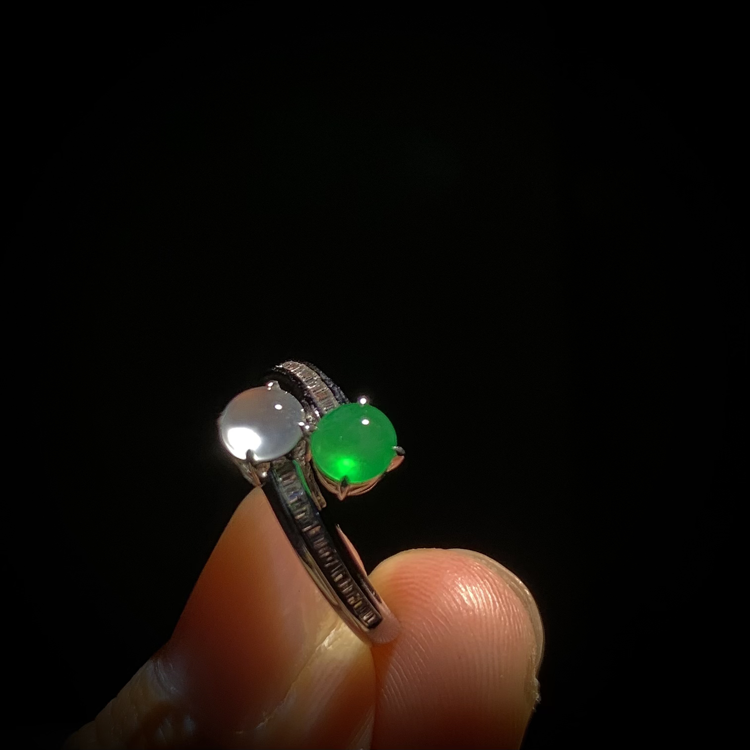 【双向奔赴·双拼女款戒指】
白蛋裸石约5-5-2.5mm，
绿蛋裸石约5-4.8-2.5mm，
14#，18K金，南非钻，3.67g，