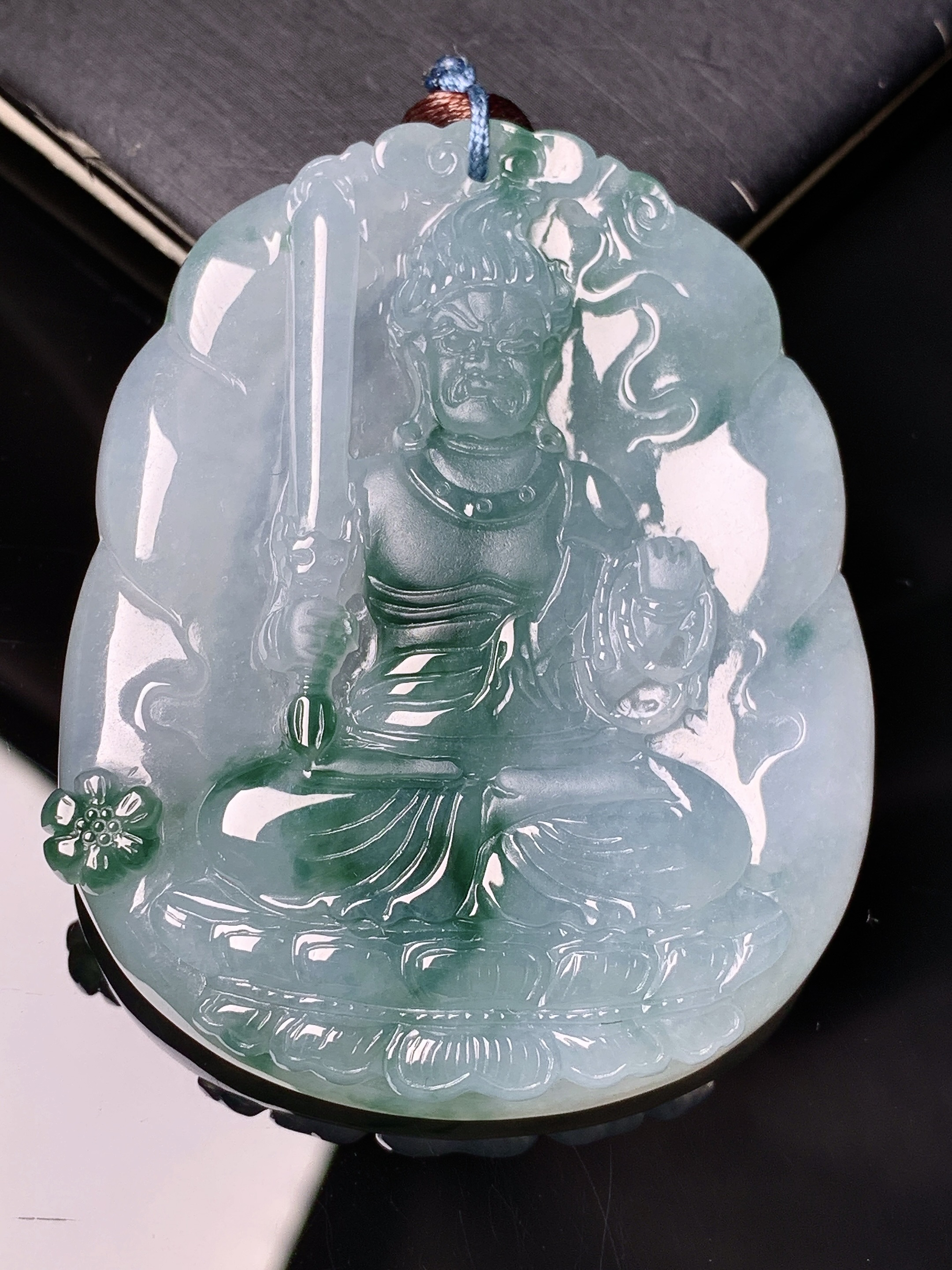 飘绿不动明王吊坠 玉质细腻 色泽艳丽清新 水润亮眼 整体尺寸55*43.8*6.5 b2