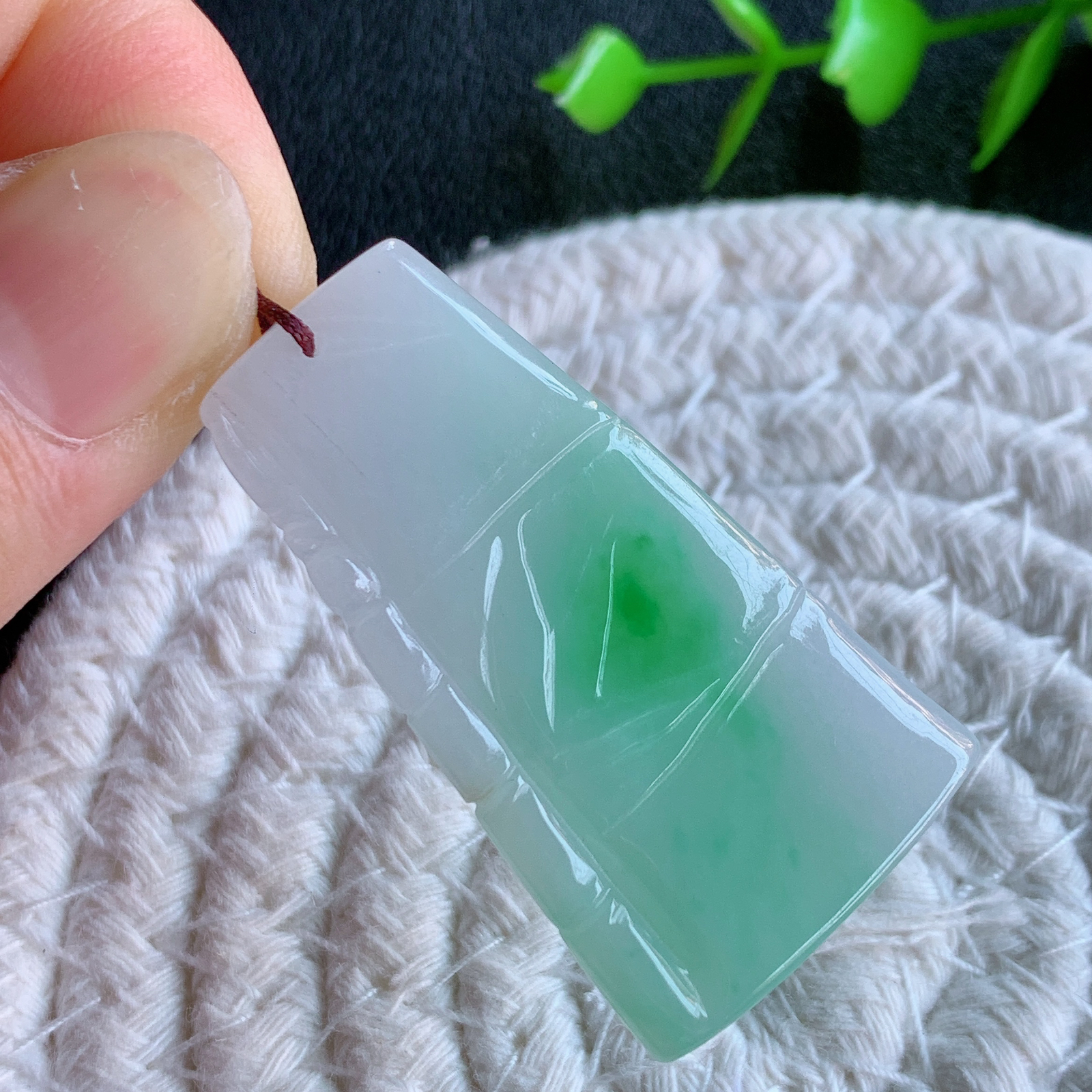 冰润飘绿竹节翡翠吊坠，寓意“节节高升，官运亨通，前程似锦”竹节比喻美好品德，君子比德于玉，清秀高雅 