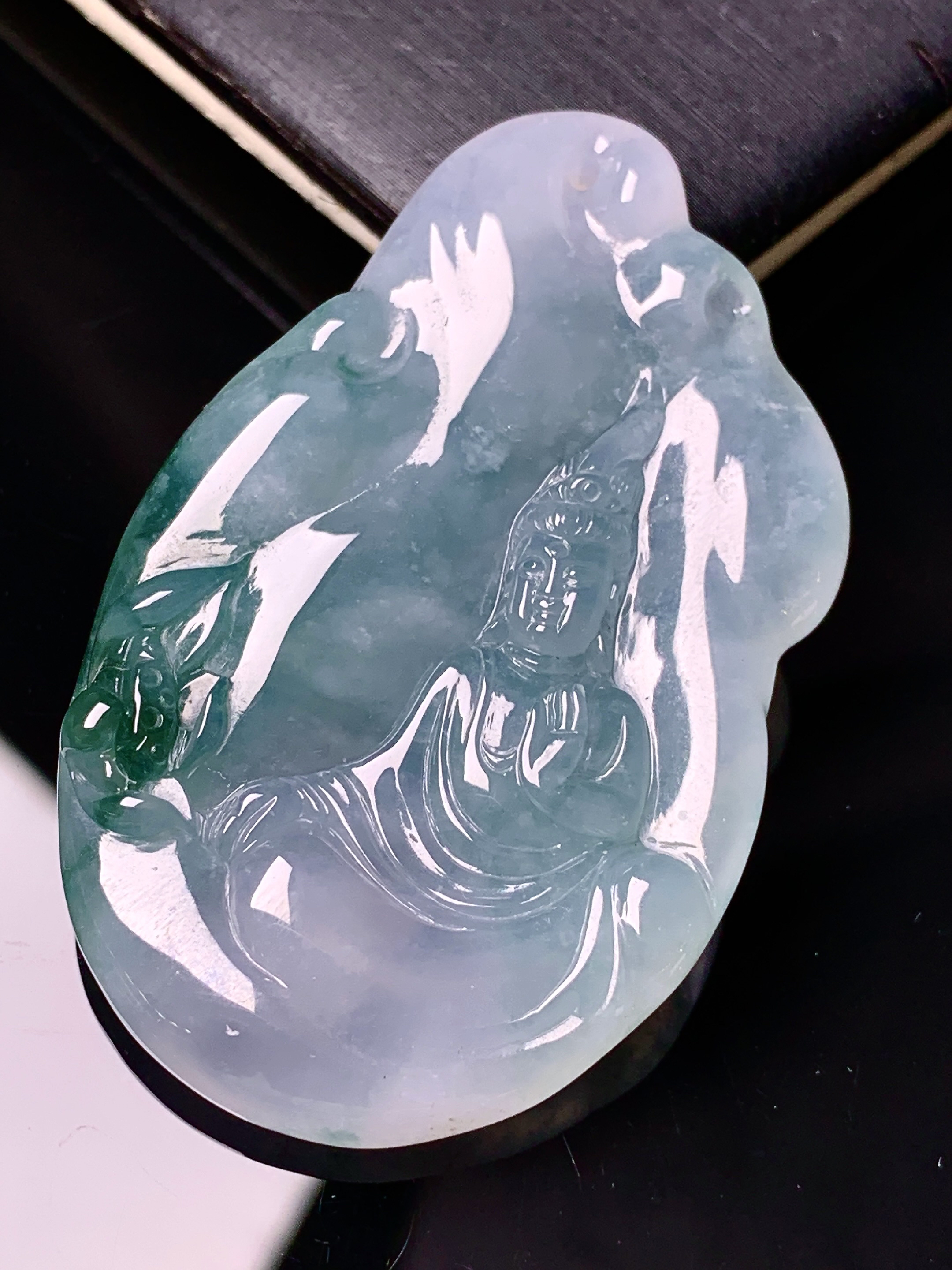 飘绿观音菩萨吊坠 玉质细腻 色泽艳丽清新 水润亮眼 整体尺寸48.3*30*6 h3