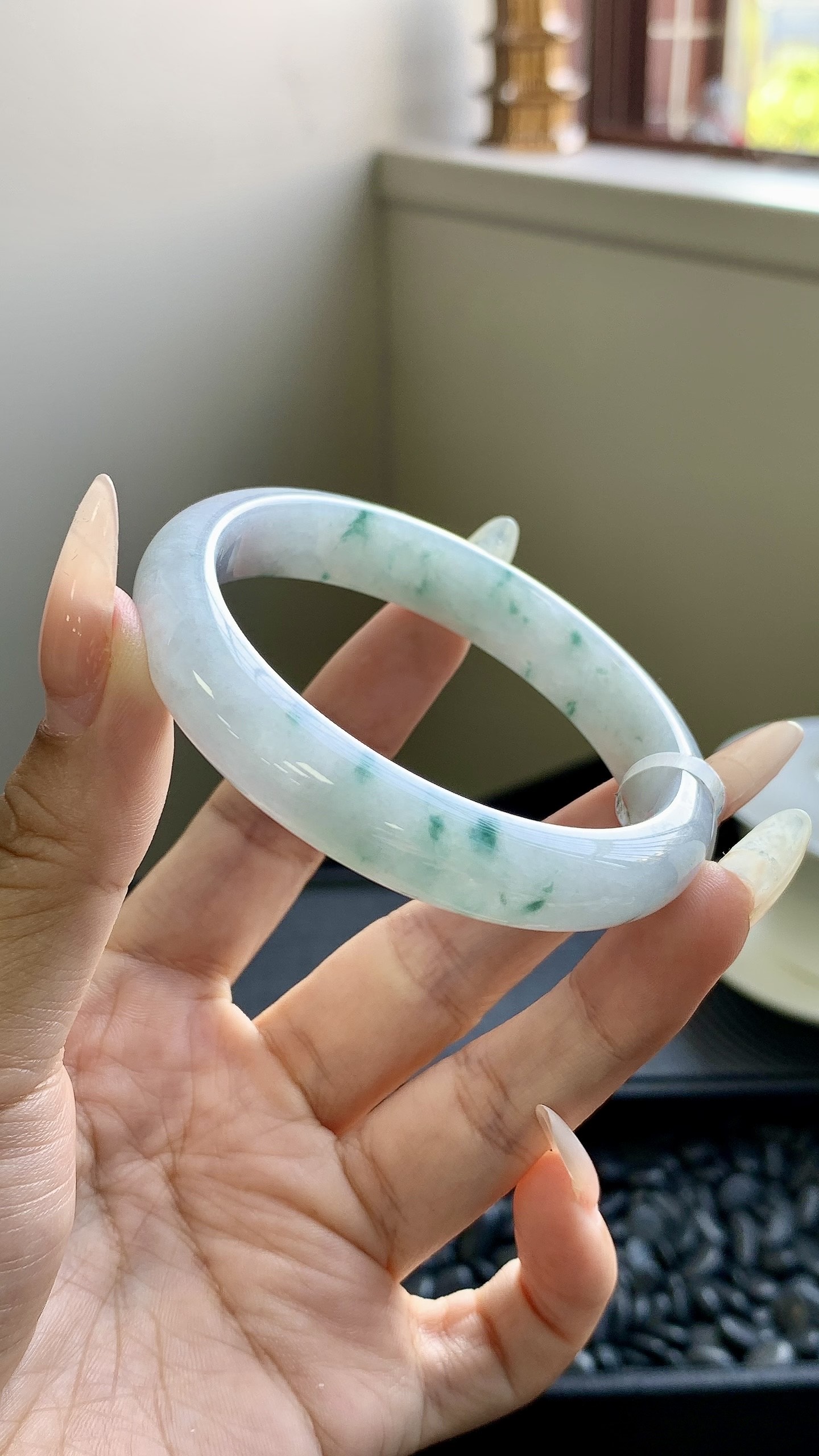 晴底飘花正圈手镯成品（微瑕）HYY-9870 尺寸：55-11-7