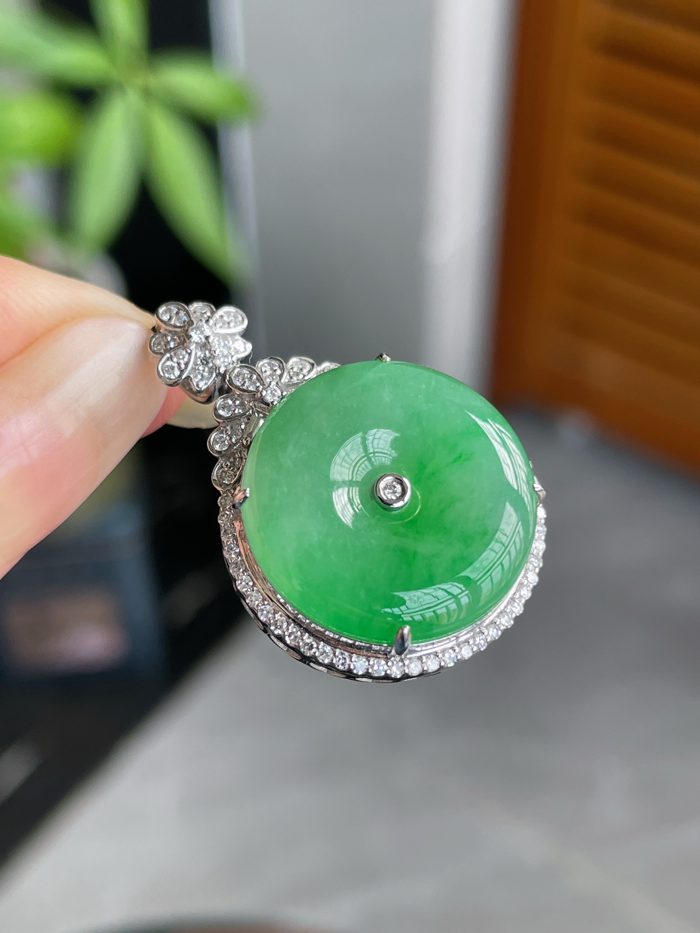 18k金钻镶冰阳绿平安扣，总31.3-21.6-9.5mm，裸石18.8-3mm，S16，31.3-