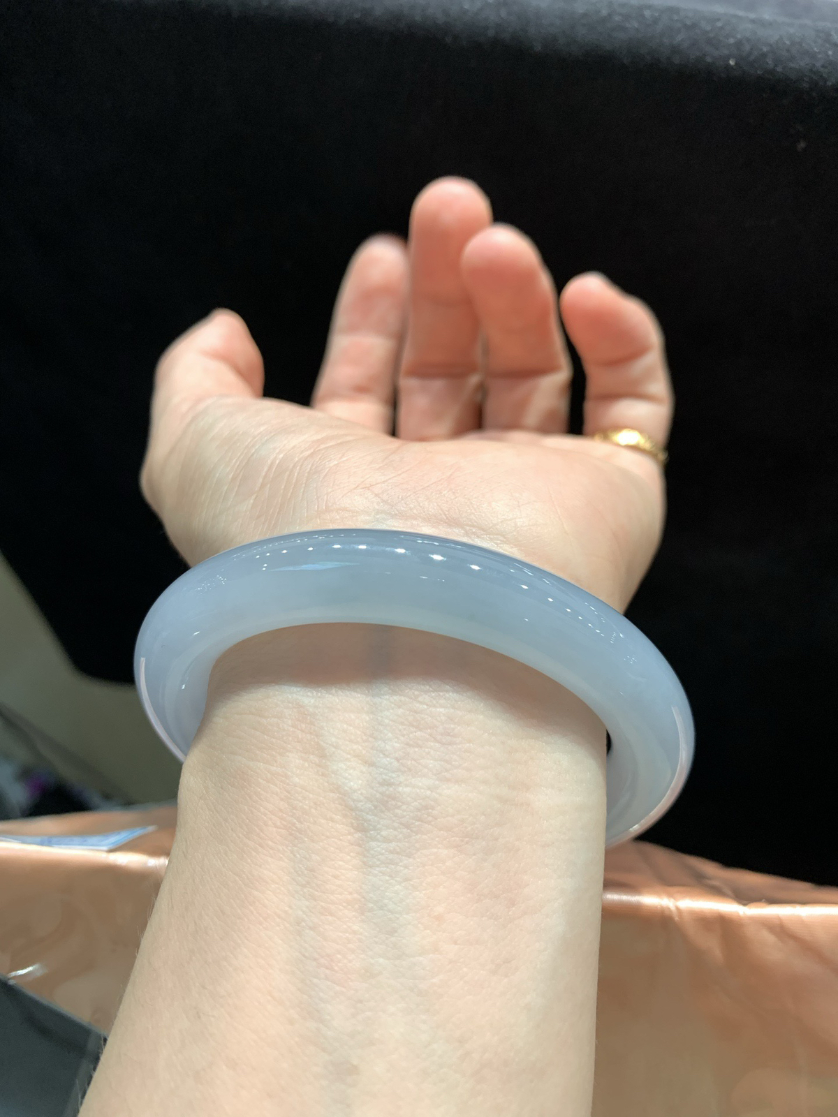 尺寸56.8/10.9，冰圆条手镯
水润细腻 清新甜美