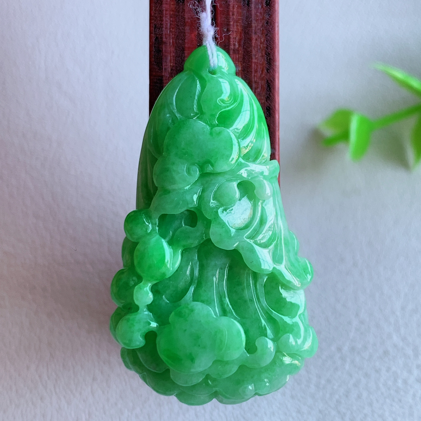 冰润满绿白菜吊坠  玉质细腻，巧雕白菜，叶脉纹理细密，饱和紧密;茎叶粗壮有力，白菜”音通“百财”，“