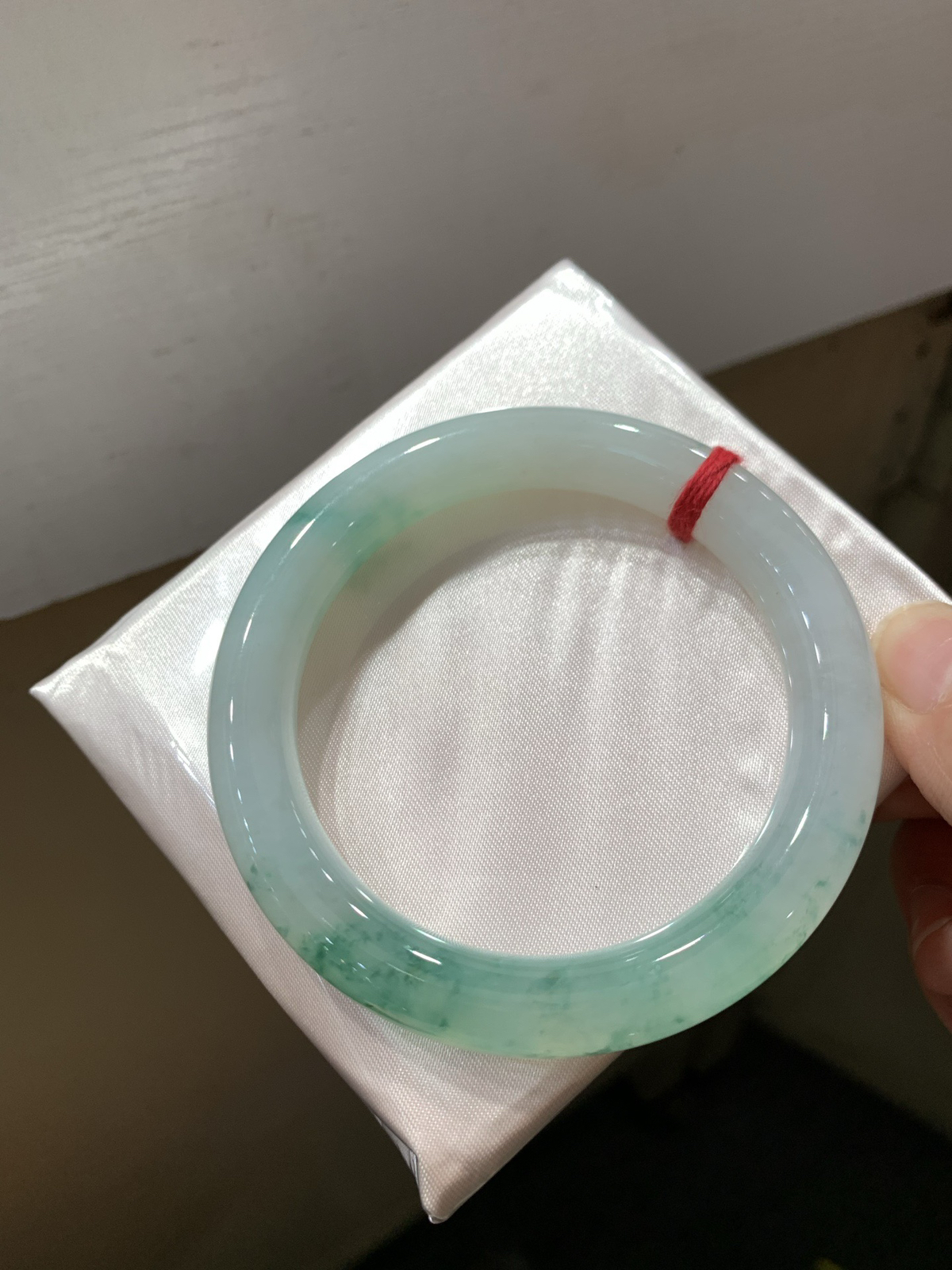 尺寸54.1/10.4，冰飘花圆条手镯
水润细腻 清新甜美