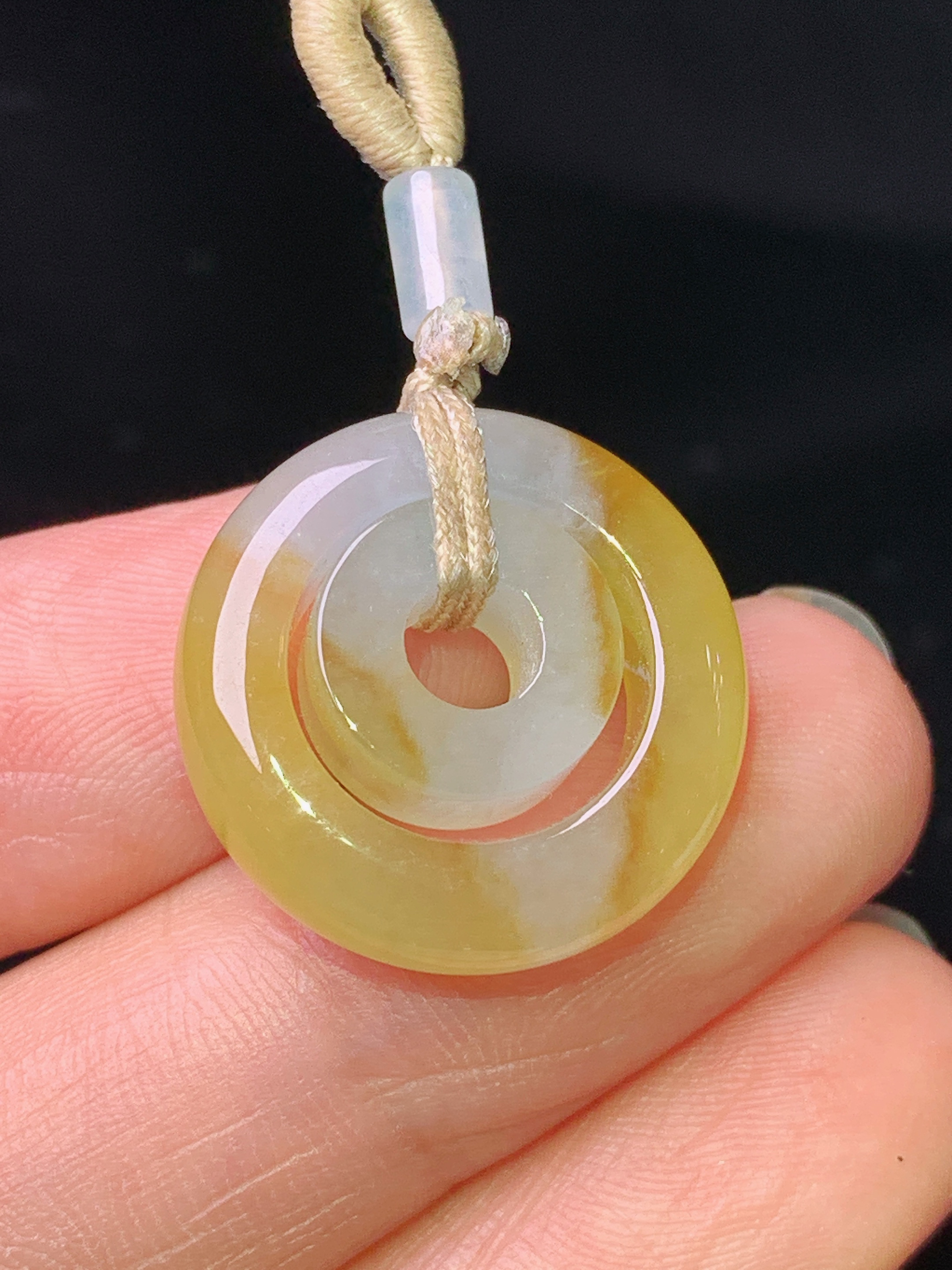 飘黄翡子母环吊坠 玉质细腻 色泽艳丽清新 水润亮眼 整体尺寸19.6*5.8 a8