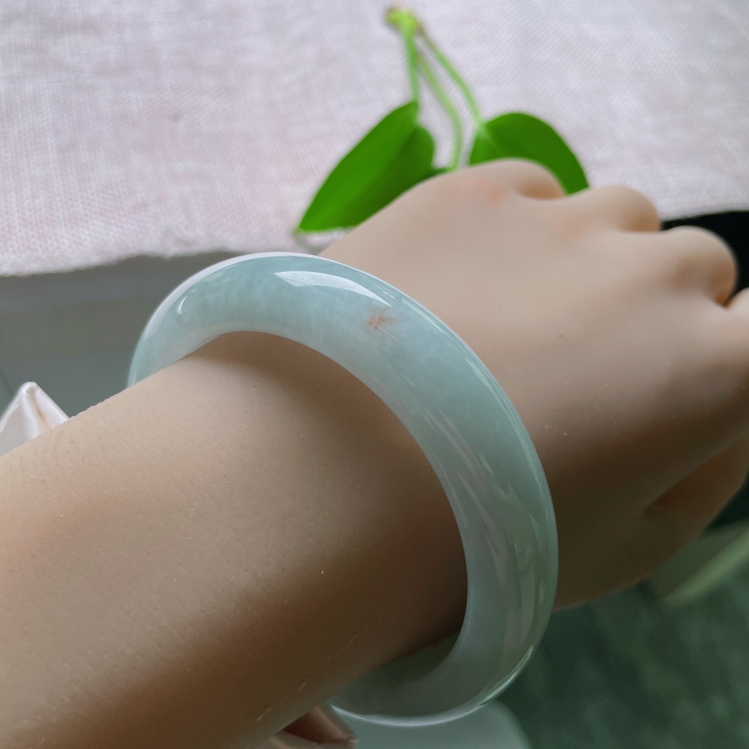 55.6/14/9.3，淡蓝底正圈，一点皮纹，玉质温润，简约大气，上手清冷秀气，自带江南烟雨般的氛围感。ss59466a