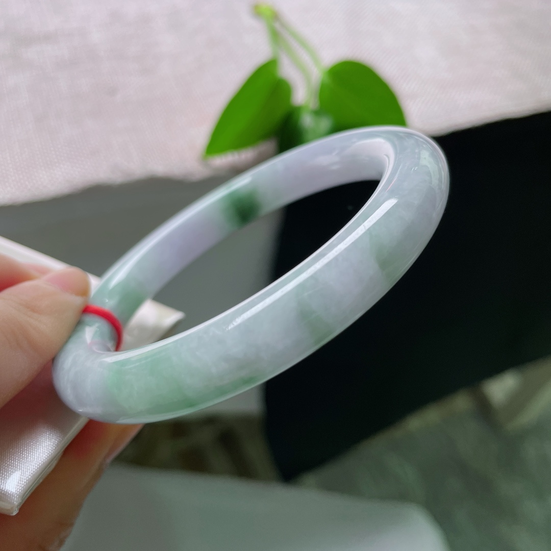 58.8/10.5，紫底飘花，横纹，玉质温润细腻，镯身带着淡淡的紫底，一缕缕鲜活绿花悠然晕染开来，上手自带温婉的氛围感，ss59447a