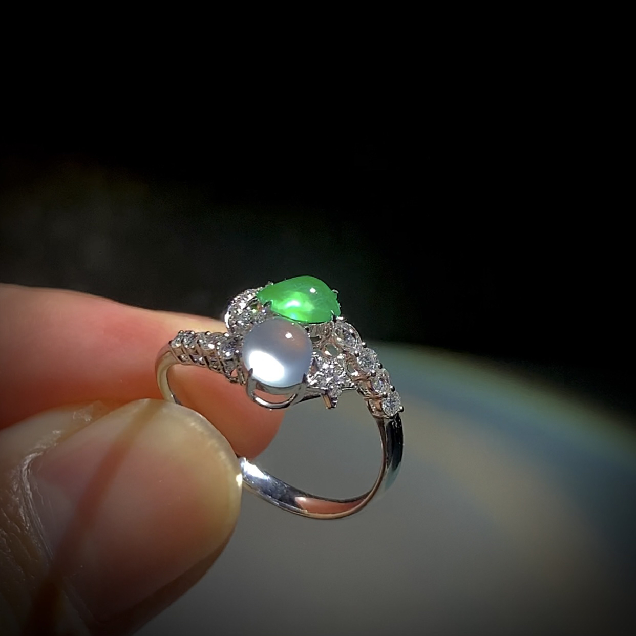 【白日星辉·白绿双拼戒指】，
白裸石约5-4.5-2.5mm，
绿裸石约5.5-3.5-2.5mm，
18K金，南非钻，14#，2.46g
