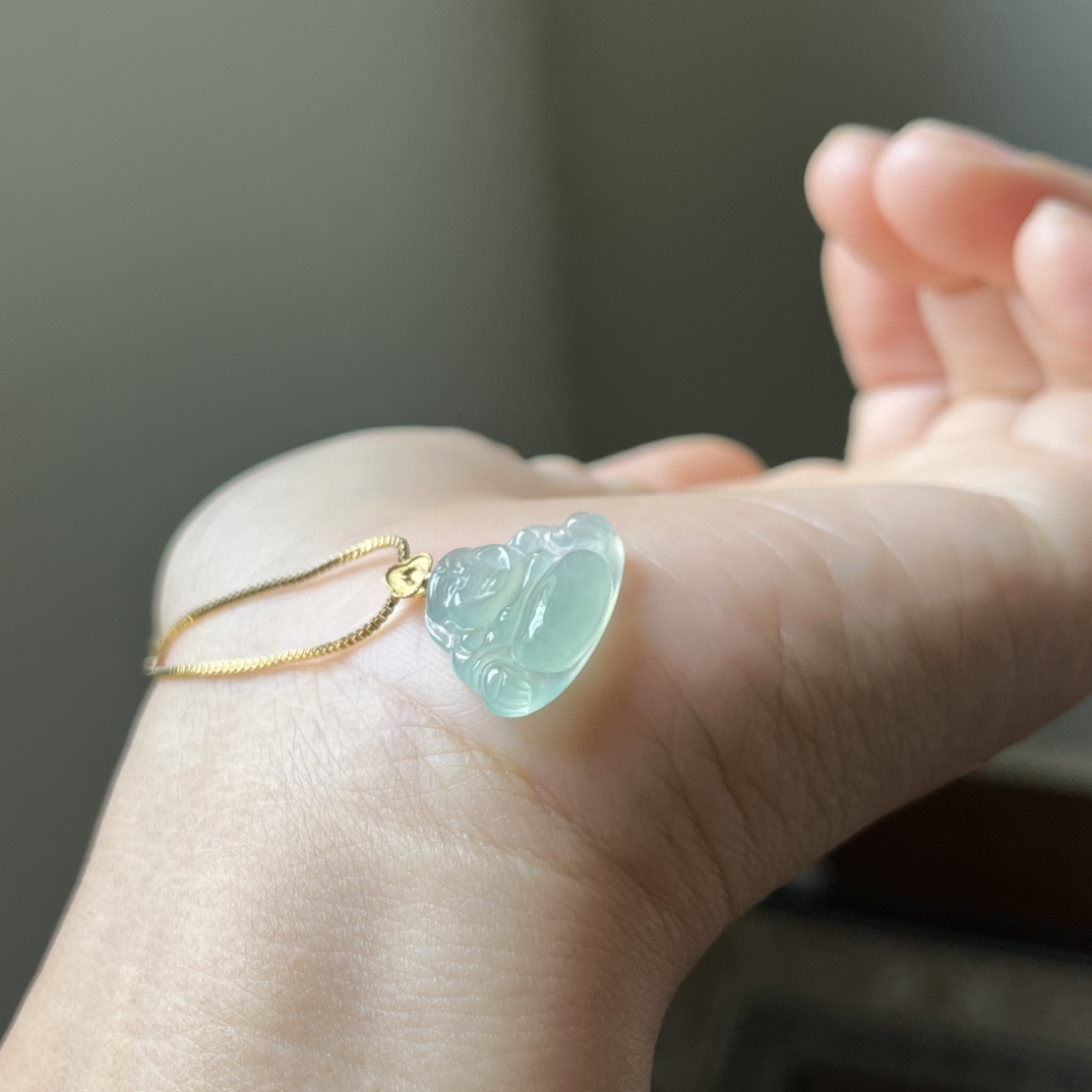 18K金扣镶冰绿弥勒佛吊坠，种水好，冰透无裂，尺寸不含扣19.1×14.8×4.2，送链