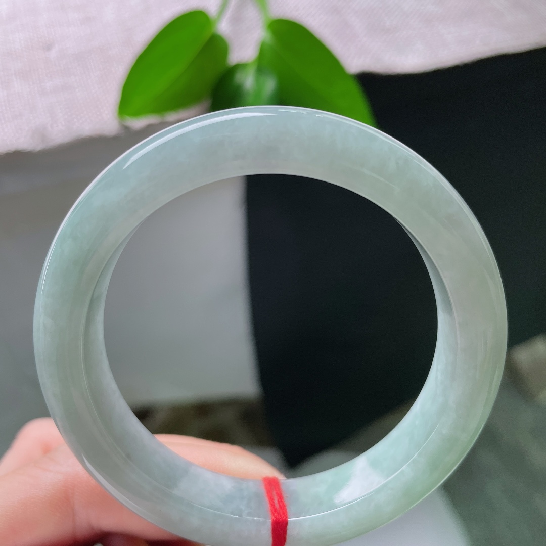 54/11.9/8.6/蓝底正圈，一点皮纹，清透冰晴底色，如静水含烟，自带清雅空灵的氛围感。ss59