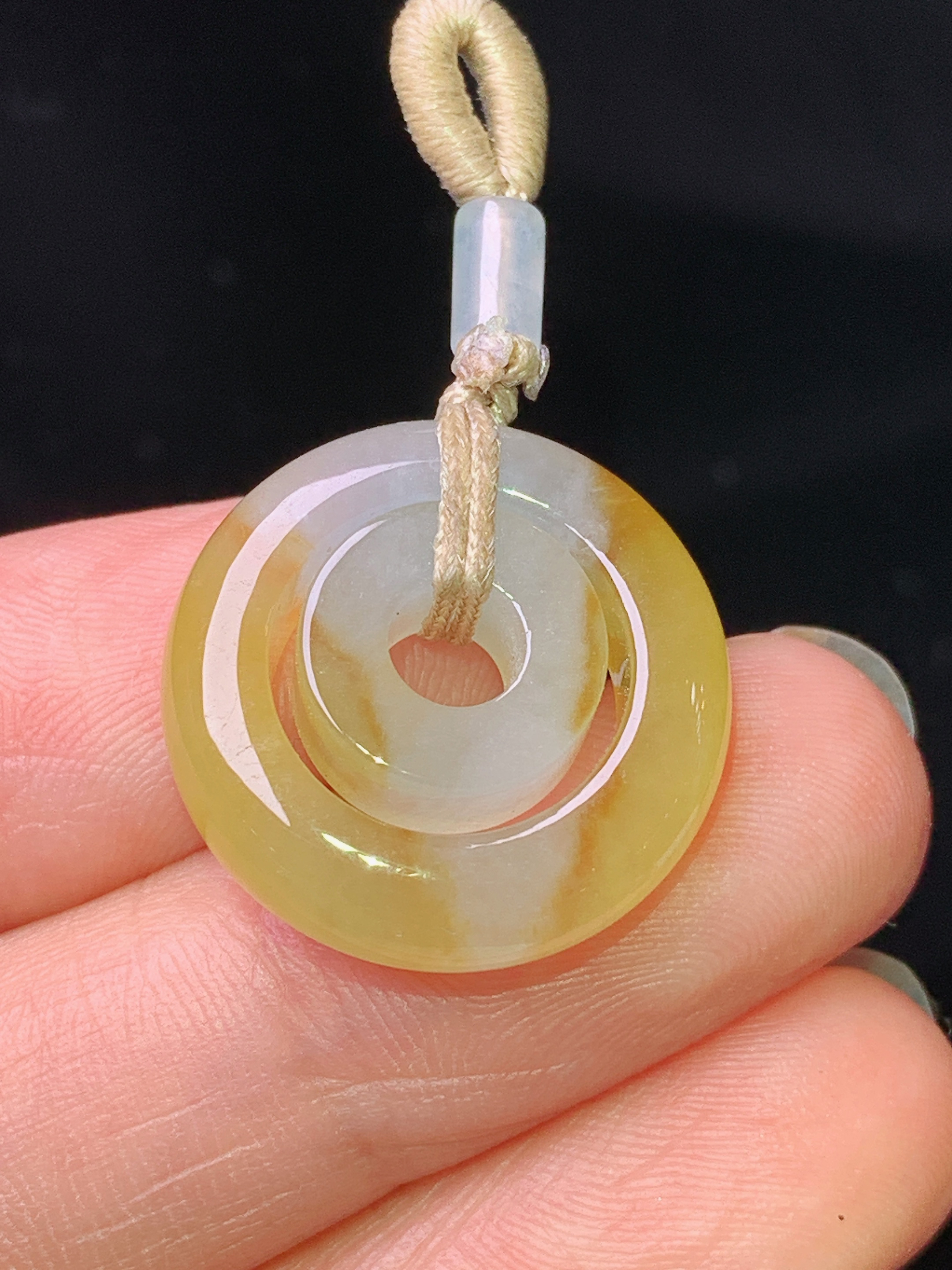 飘黄翡子母环吊坠 玉质细腻 色泽艳丽清新 水润亮眼 整体尺寸19.6*5.8 a8