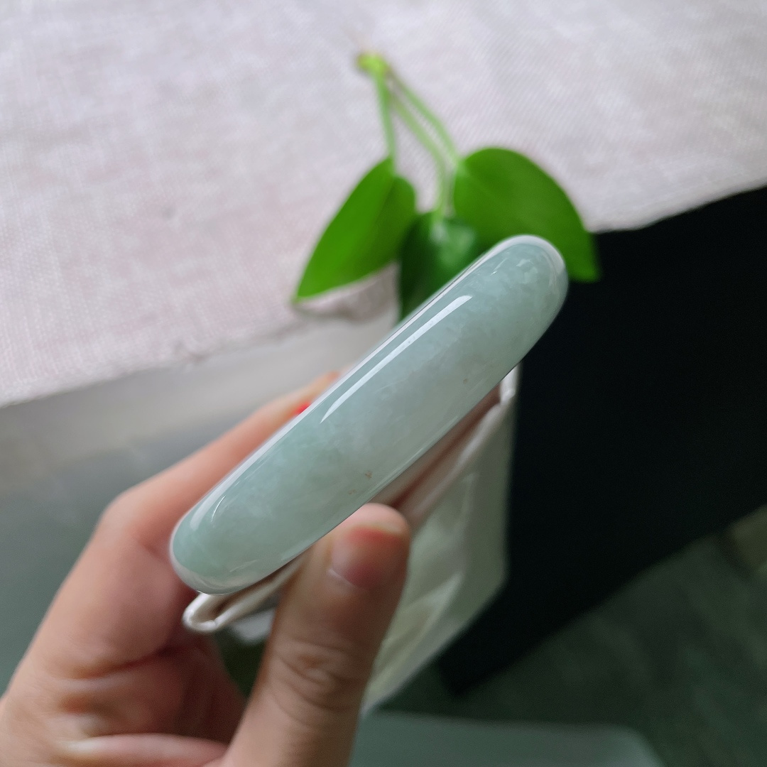 52.8/12.3/8.6，淡蓝底正圈，皮纹，玉质细腻温润干净素雅，上手清冷柔和，自带安静恬淡的气质。ss59470a