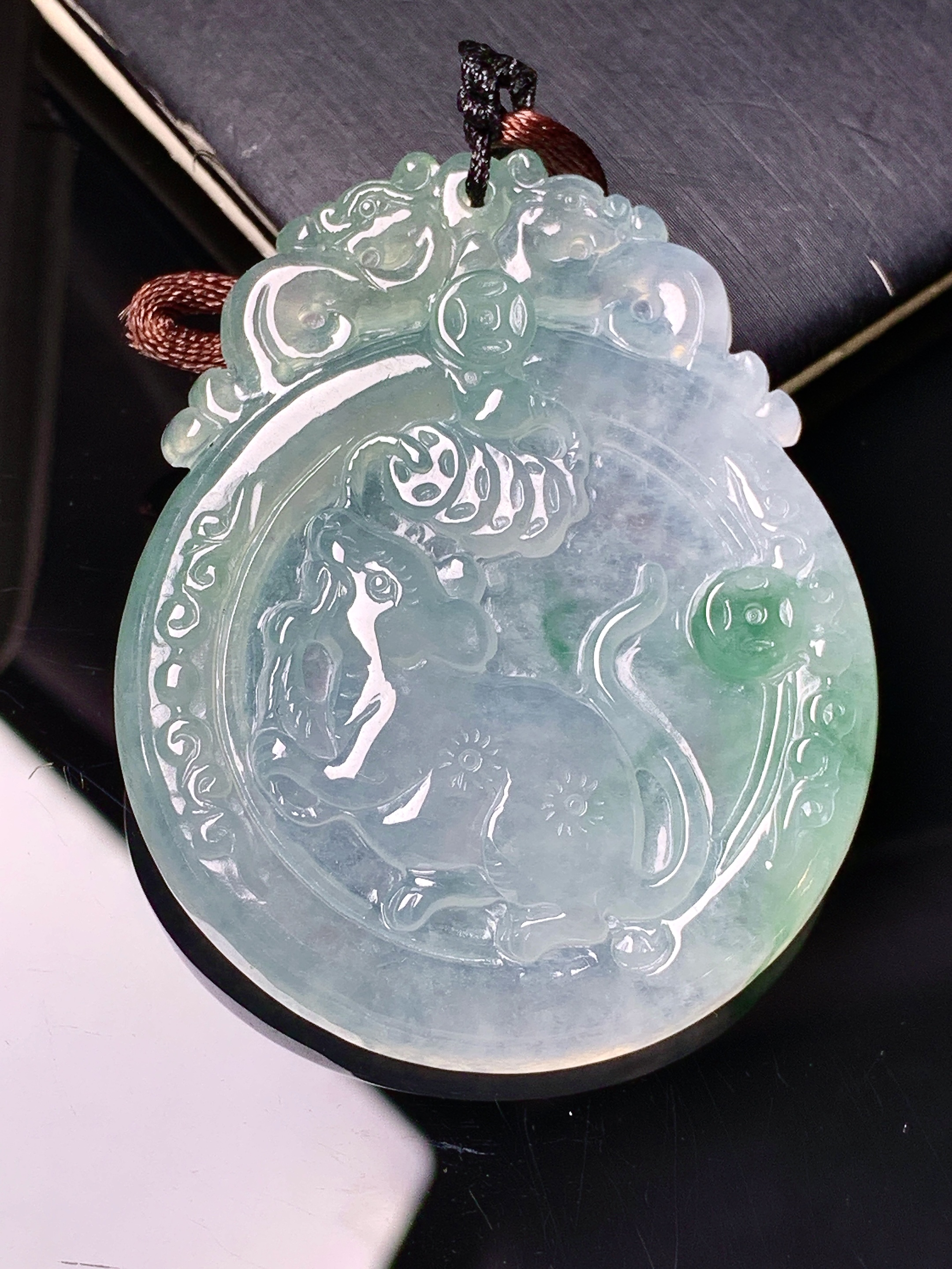 飘绿生肖鼠吊坠 玉质细腻 色泽艳丽清新 水润亮眼 整体尺寸49.8*40.2*5.5 b2