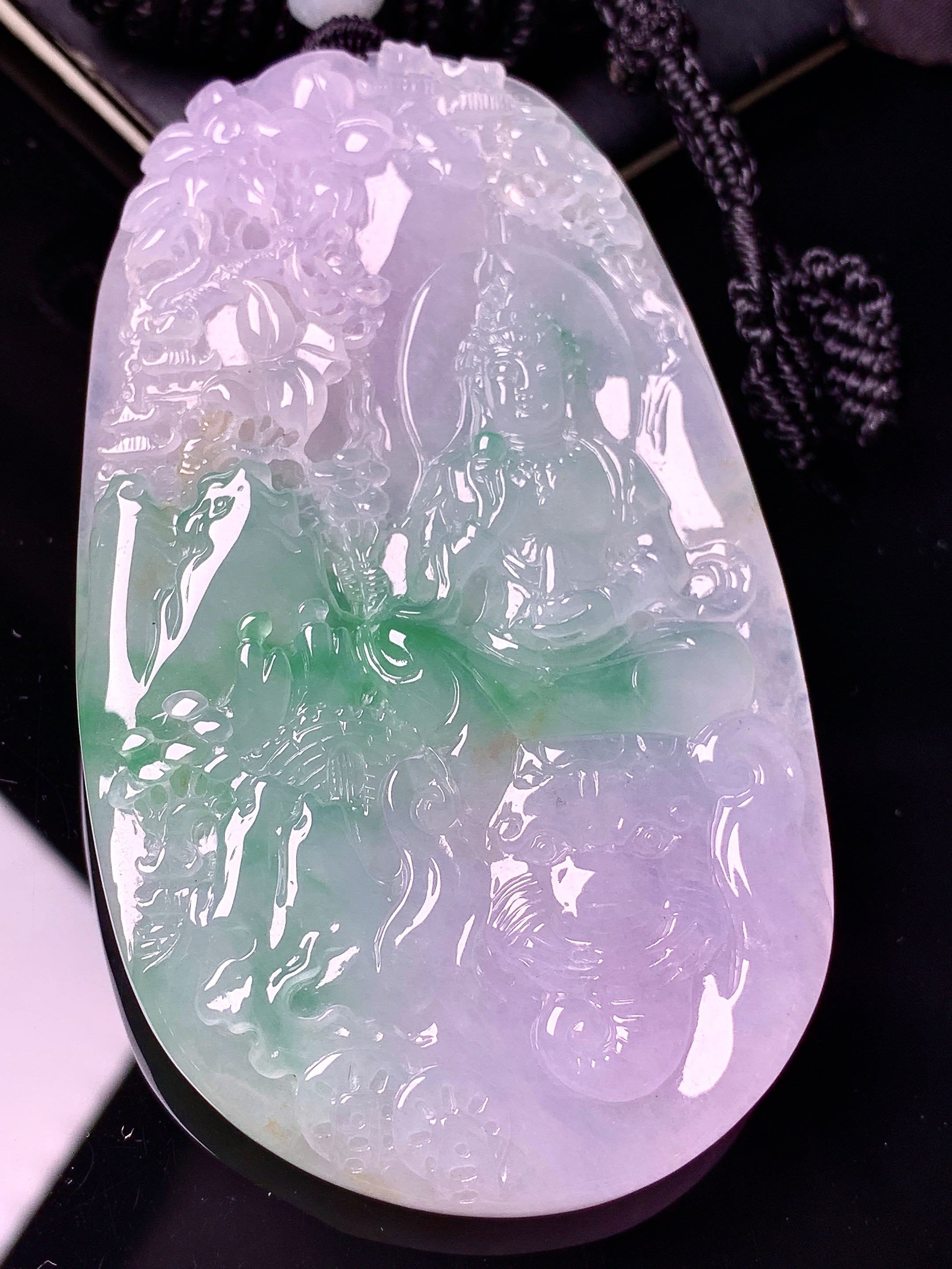 淡紫罗兰飘绿观音菩萨吊坠 玉质细腻 色泽艳丽清新 水润亮眼 整体尺寸83*47.2*8.2 w1