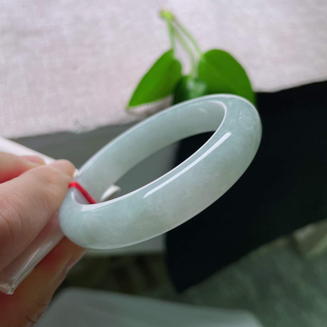 52.8/12.3/8.6，淡蓝底正圈，皮纹，玉质细腻温润干净素雅，上手清冷柔和，自带安静恬淡的气质。ss59470a