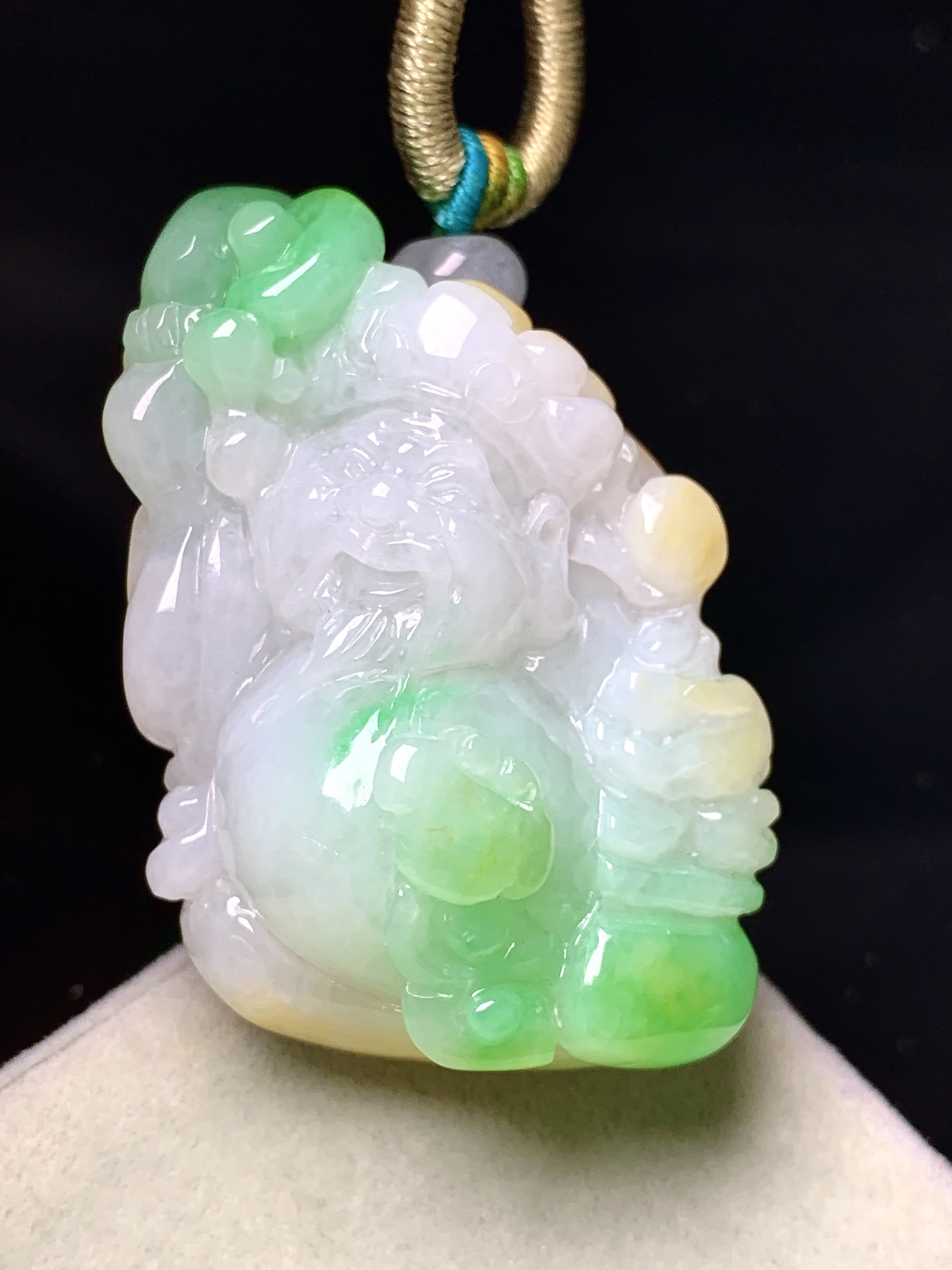 飘绿财神吊坠 玉质细腻 色泽艳丽清新 水润亮眼 整体尺寸43*26.5*17.7 w1