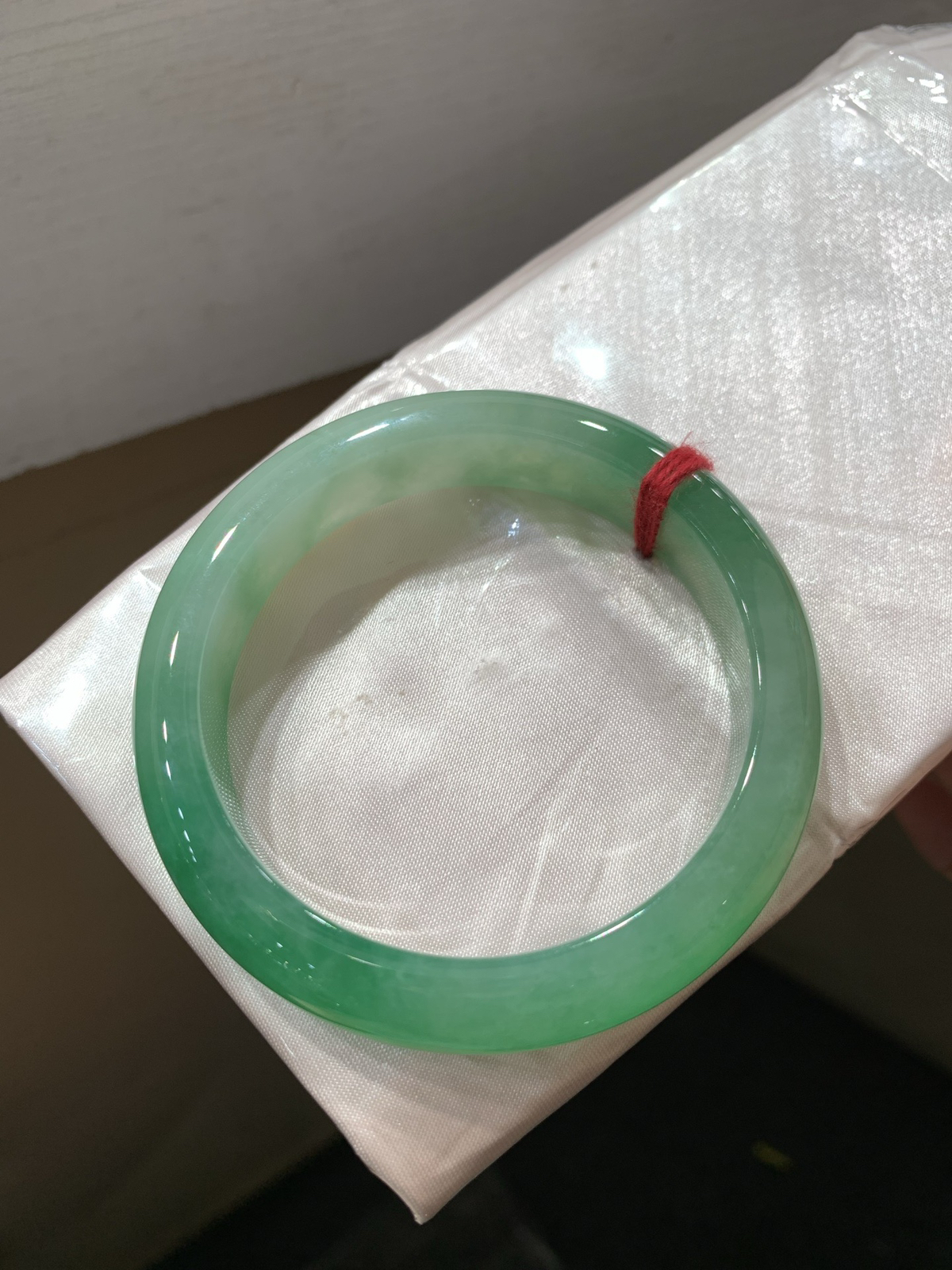 尺寸54.9/12.6/8.2，带色手镯
水润细腻 有种有色