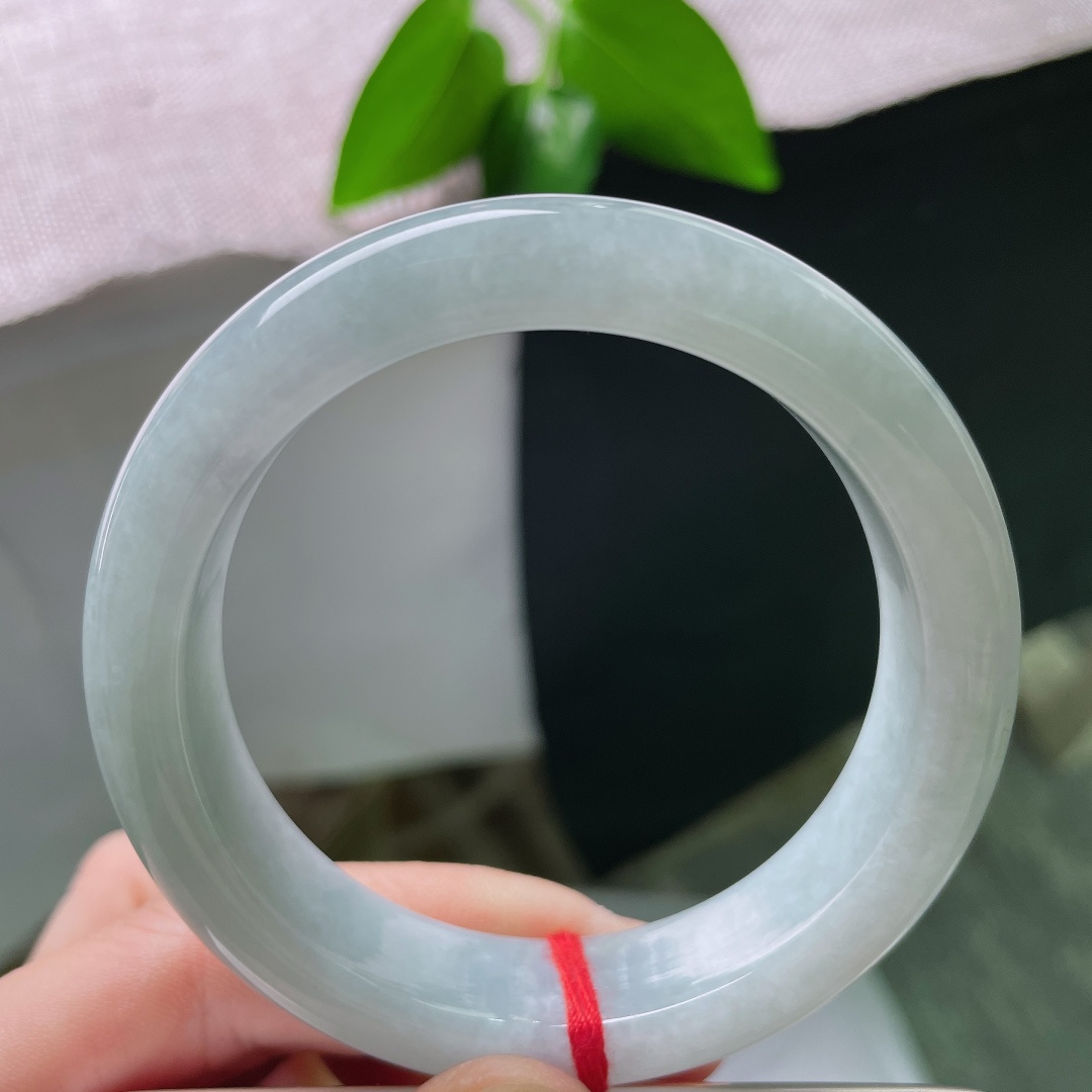 55.6/14/9.3，淡蓝底正圈，一点皮纹，玉质温润，简约大气，上手清冷秀气，自带江南烟雨般的氛围感。ss59466a
