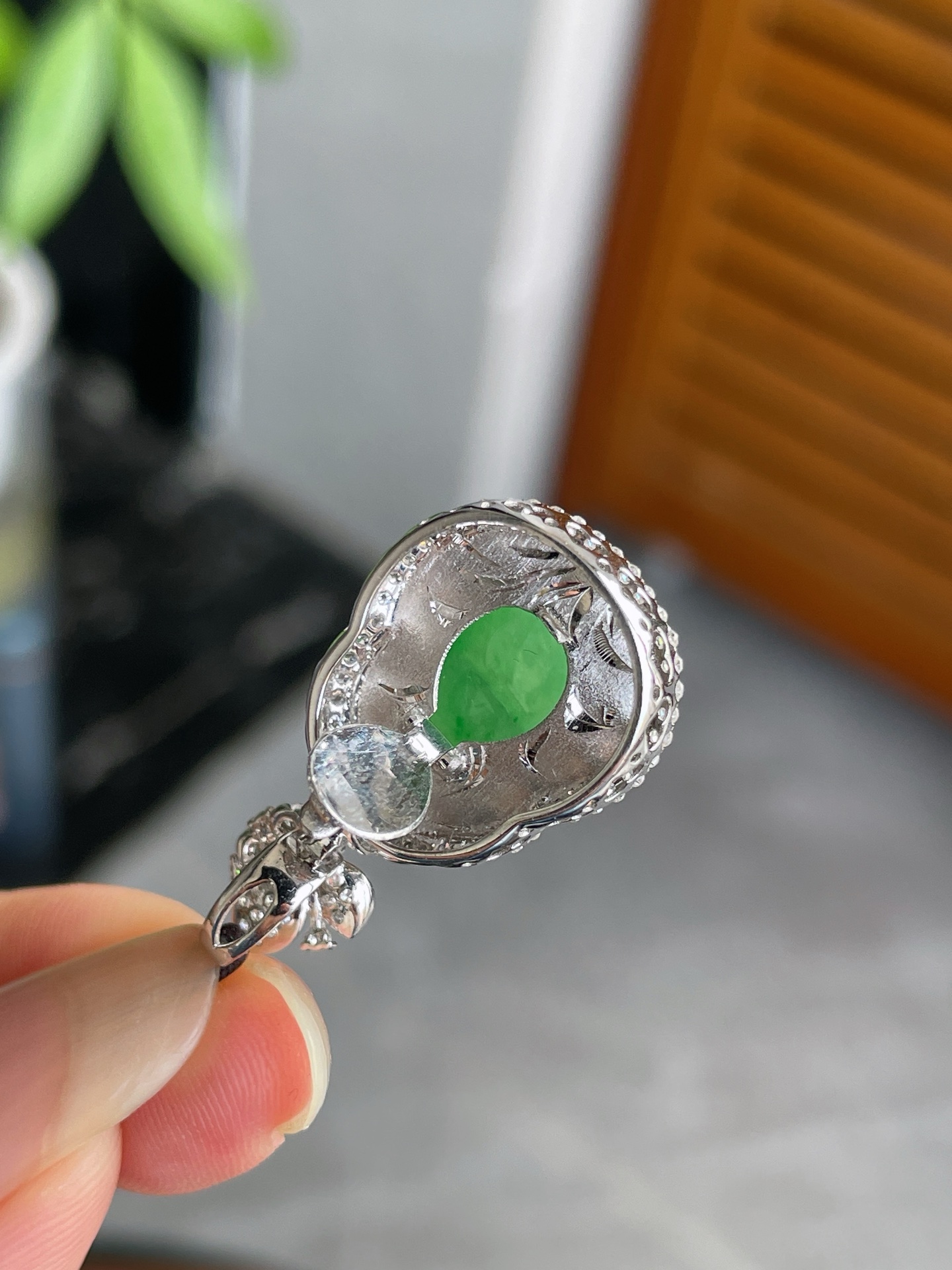 18k金钻镶冰阳绿葫芦吊坠 总29-16.5-11.8mm 裸石16.8-13.6-5.6mm S16，29-16.5-11.8