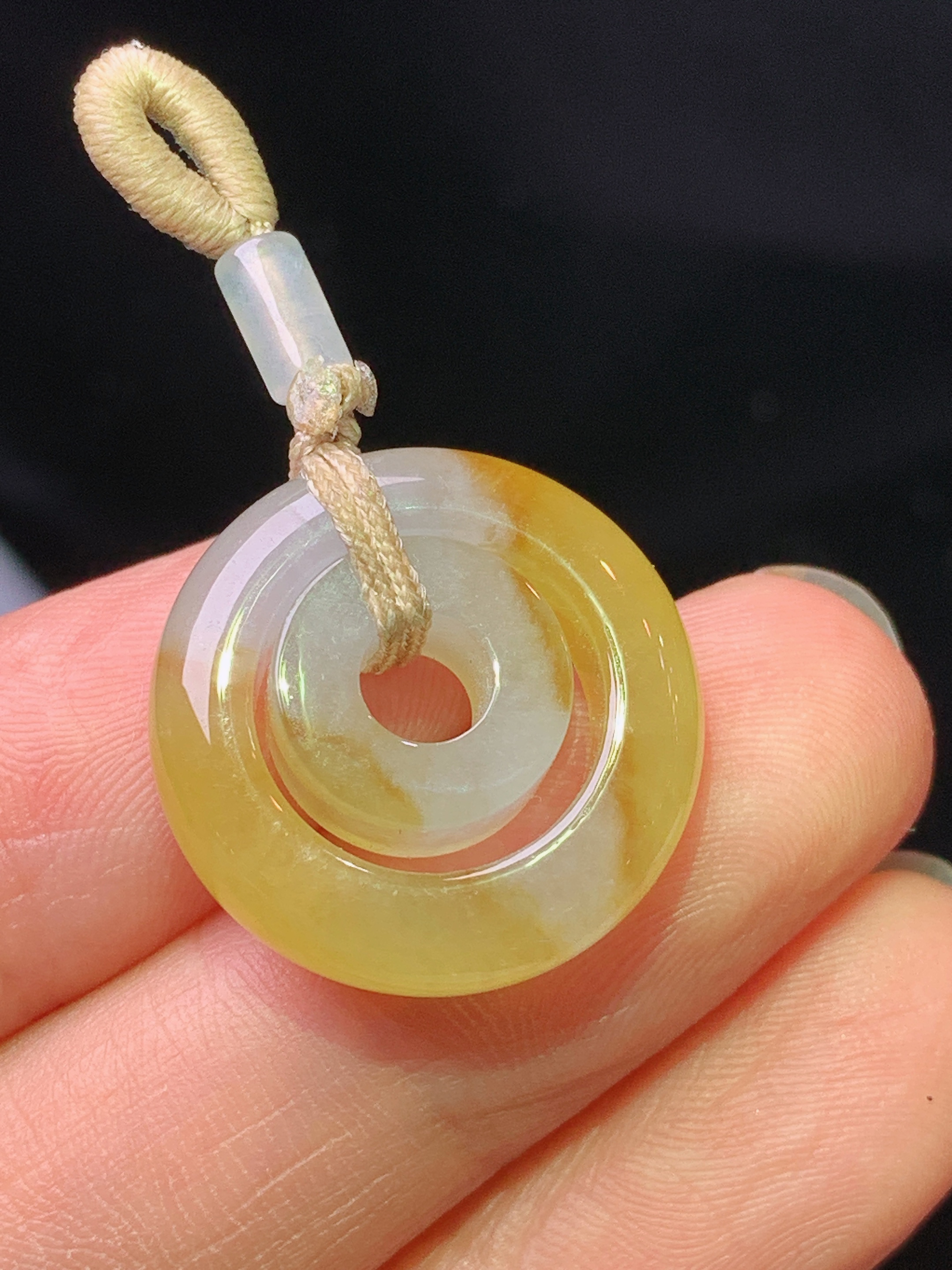 飘黄翡子母环吊坠 玉质细腻 色泽艳丽清新 水润亮眼 整体尺寸19.6*5.8 a8