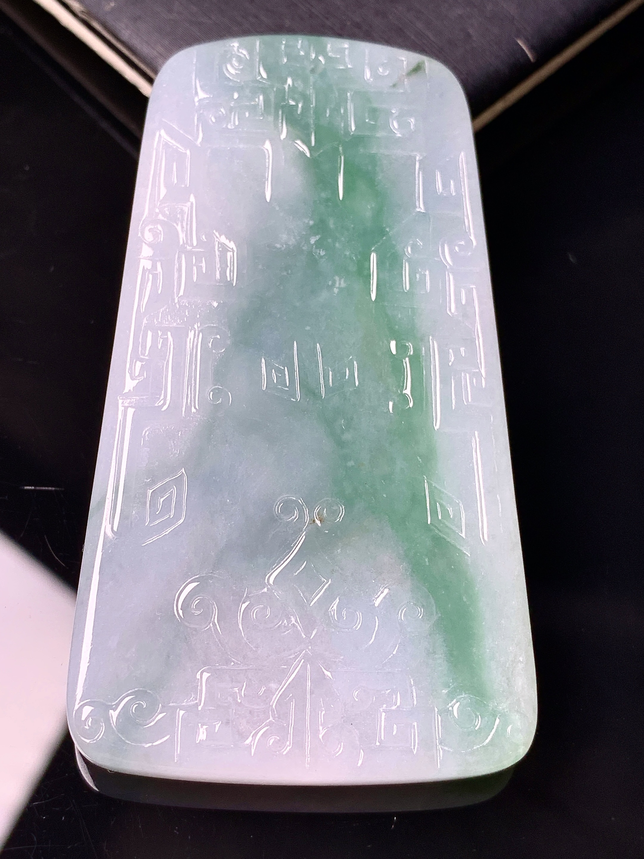 飘绿无事牌吊坠 玉质细腻 色泽艳丽清新 水润亮眼 整体尺寸60.7*34.2*5.8 d1