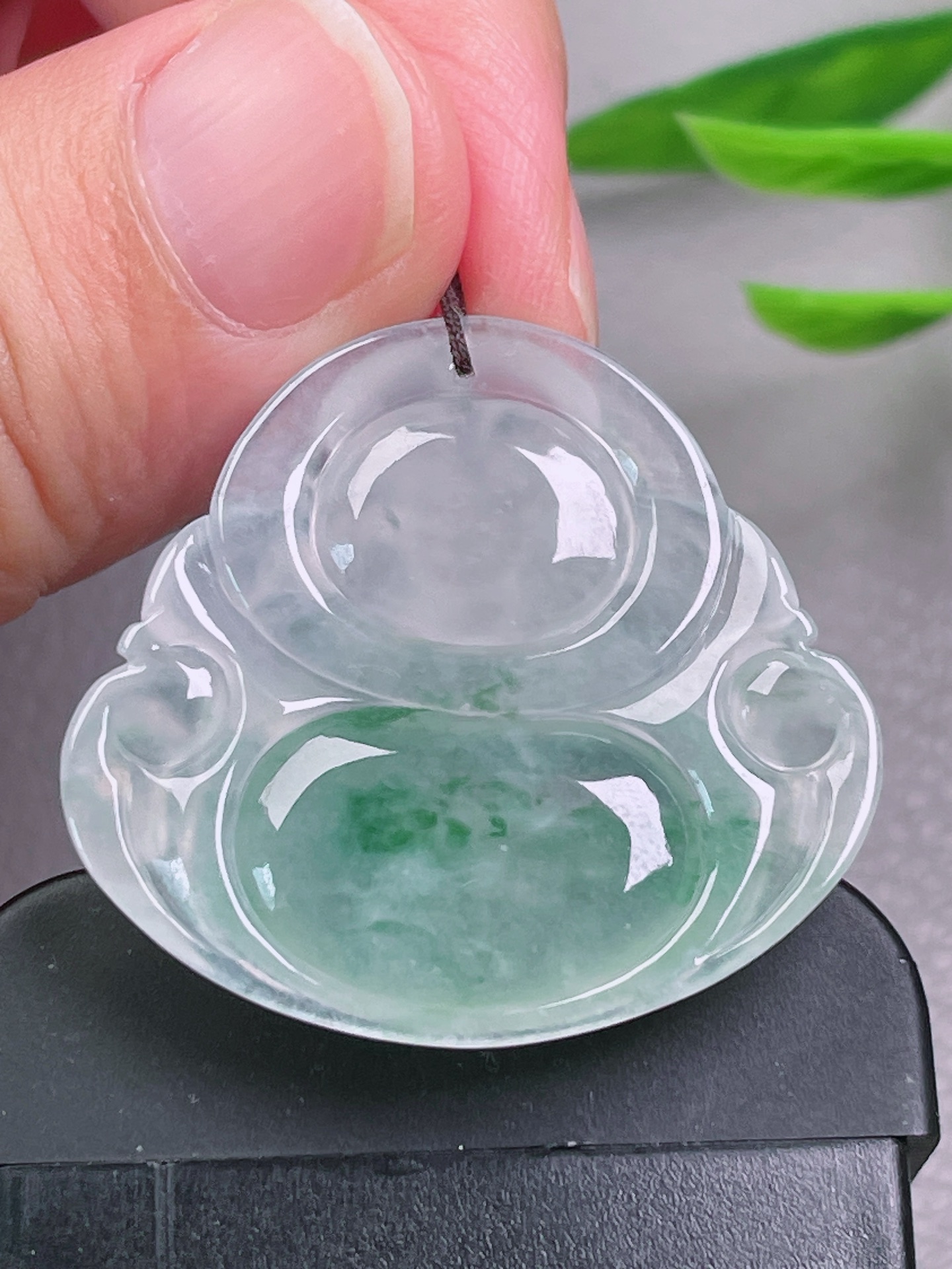 冰种飘花佛公，无裂，冰透水润，种老，起荧光，尺寸：31.5-33.5-6.6