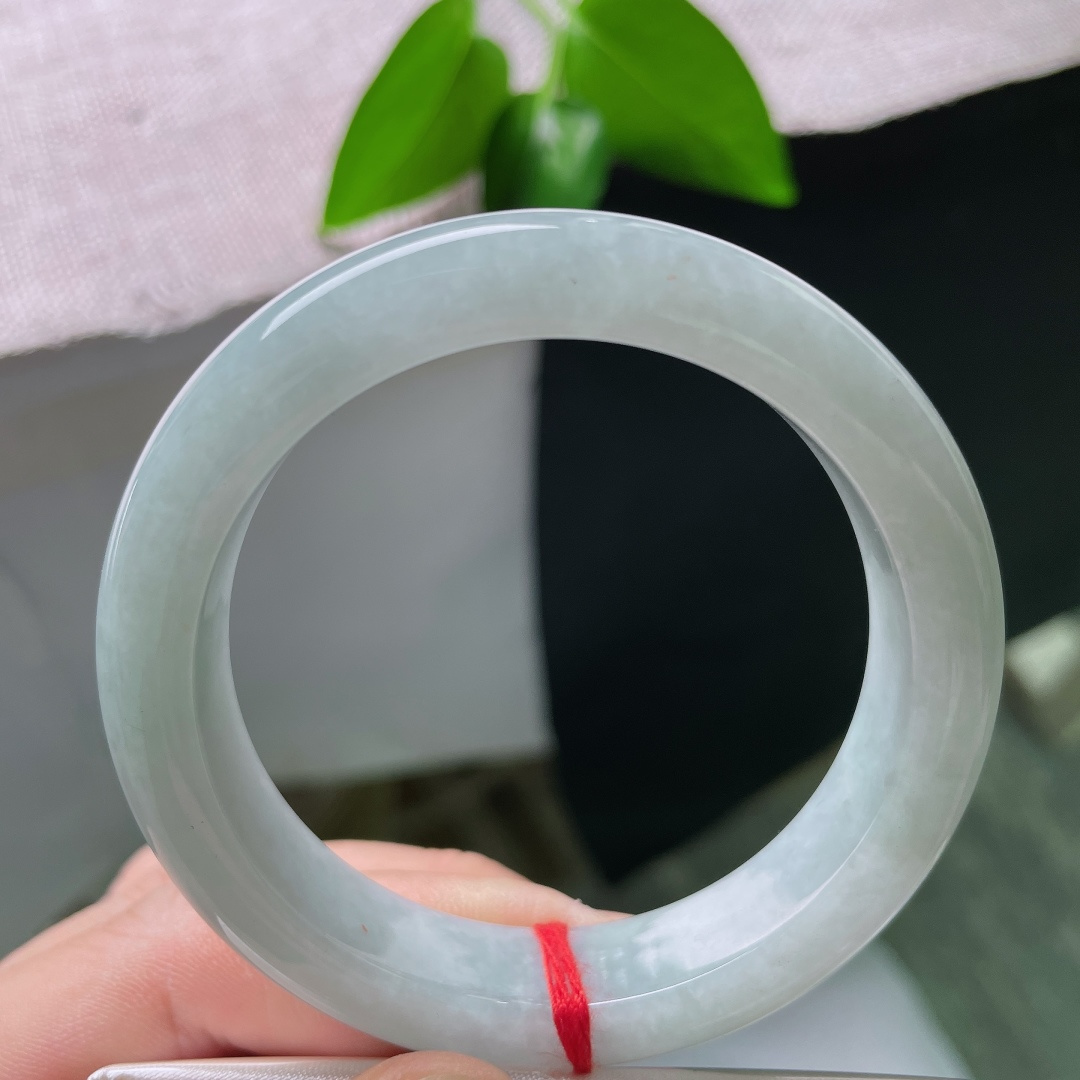 52.8/12.3/8.6，淡蓝底正圈，皮纹，玉质细腻温润干净素雅，上手清冷柔和，自带安静恬淡的气质