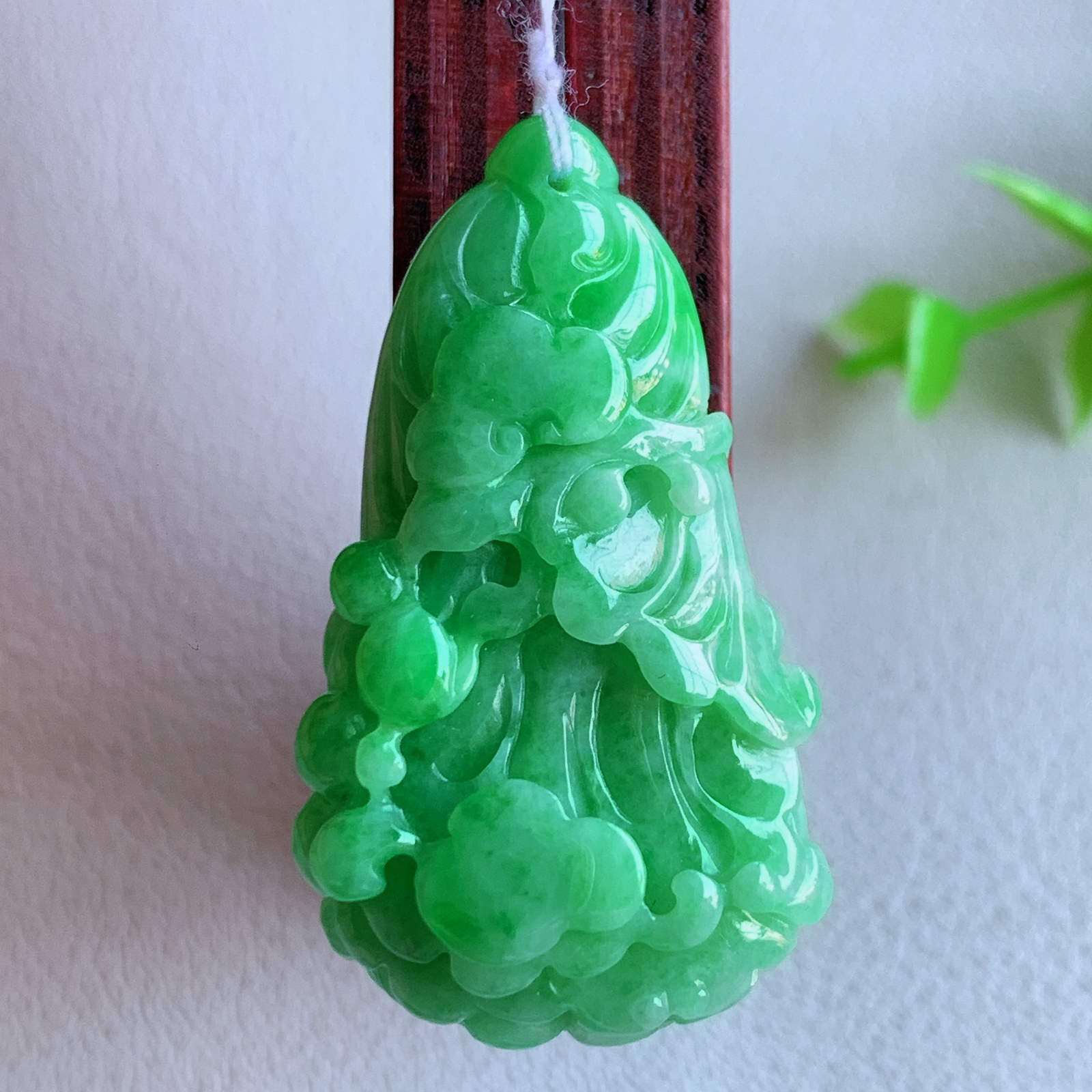 冰润满绿白菜吊坠  玉质细腻，巧雕白菜，叶脉纹理细密，饱和紧密;茎叶粗壮有力，白菜”音通“百财”，“玉”通“遇”，合起来就是“遇百财”之意，寄予事业生活中财源广进，一帆风顺 W415.9 尺寸：36.6-21-10.8mm