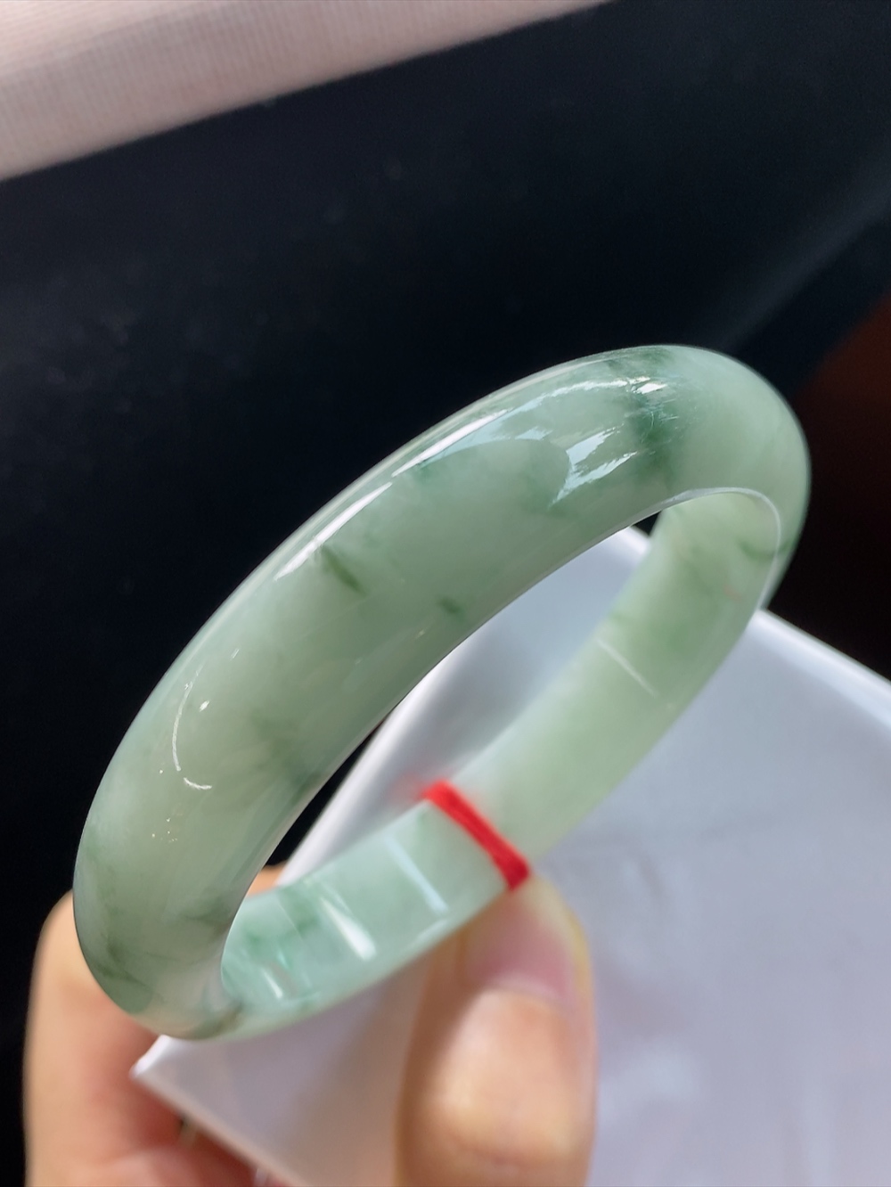 正圈底色飘花手镯，圈口尺寸54.7-12-8.4mm,10.10yb