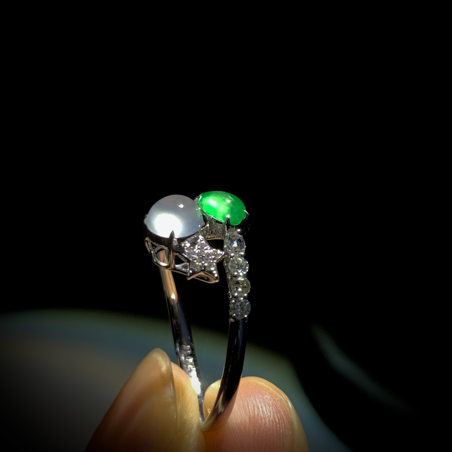 【白日星辉·白绿双拼戒指】，
白裸石约5-4.5-2.5mm，
绿裸石约5.5-3.5-2.5mm，
18K金，南非钻，14#，2.46g