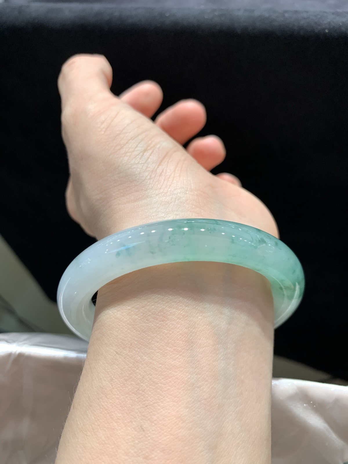 尺寸54.1/10.4，冰飘花圆条手镯
水润细腻 清新甜美