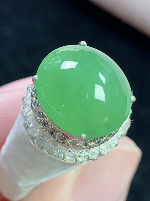 满绿蛋面，无裂，尺寸13.3-11.8-4.3mm，S10Ls