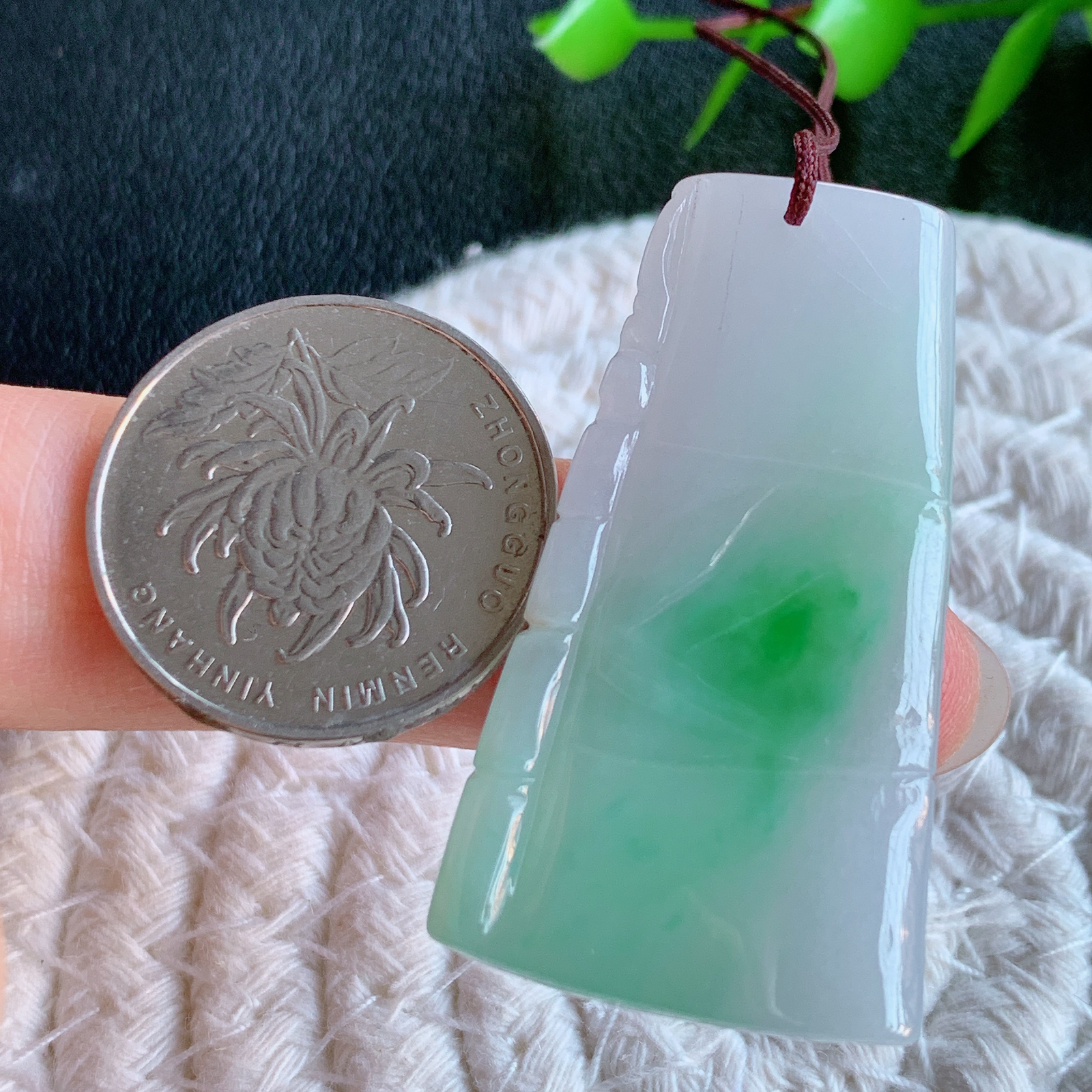 冰润飘绿竹节翡翠吊坠，寓意“节节高升，官运亨通，前程似锦”竹节比喻美好品德，君子比德于玉，清秀高雅  W415.9 尺寸：43.3-24.5-4.2mm