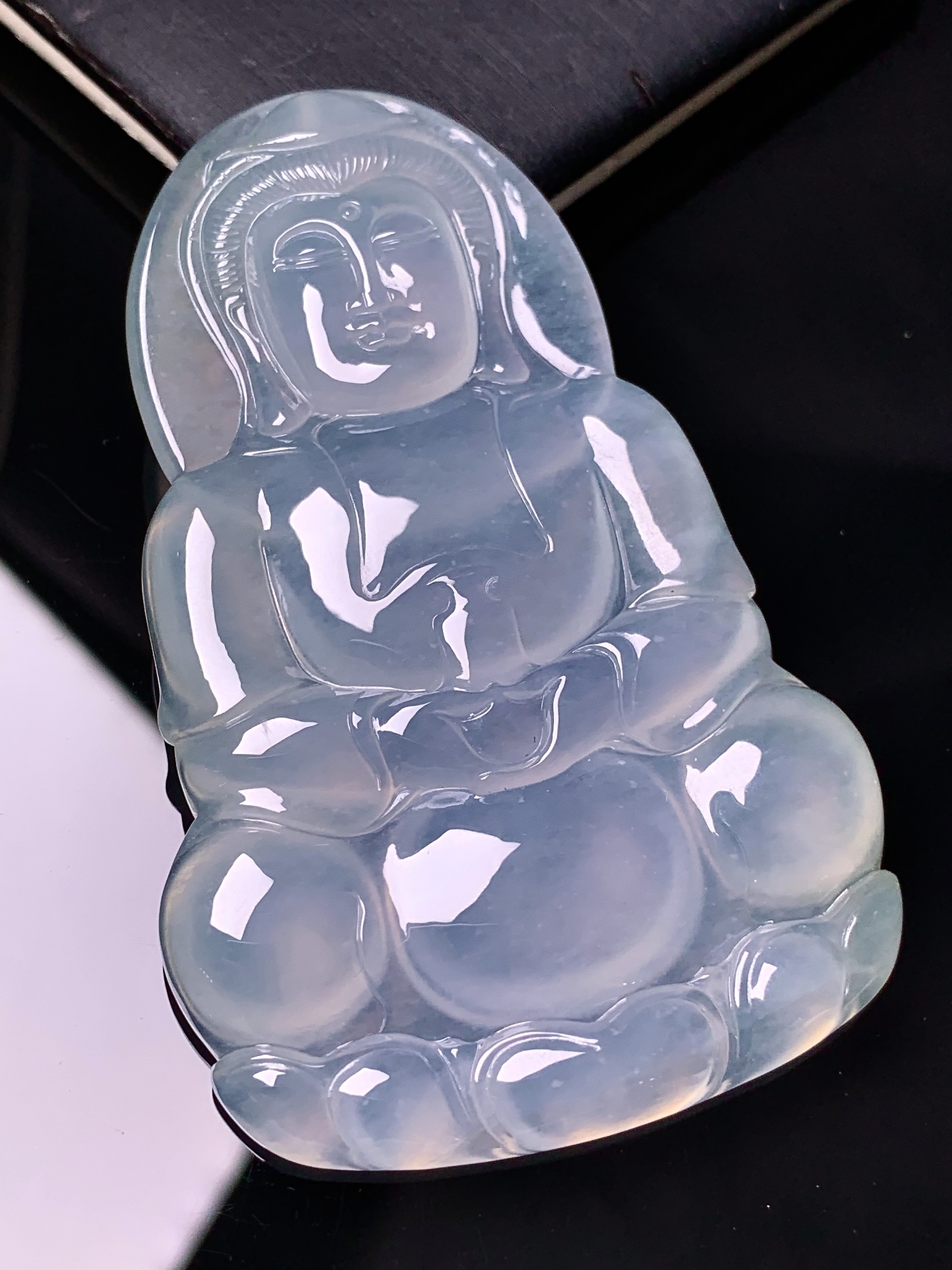 冰种观音菩萨吊坠 玉质细腻 色泽艳丽清新 水润亮眼 整体尺寸66.8*42.2*6.8 a5