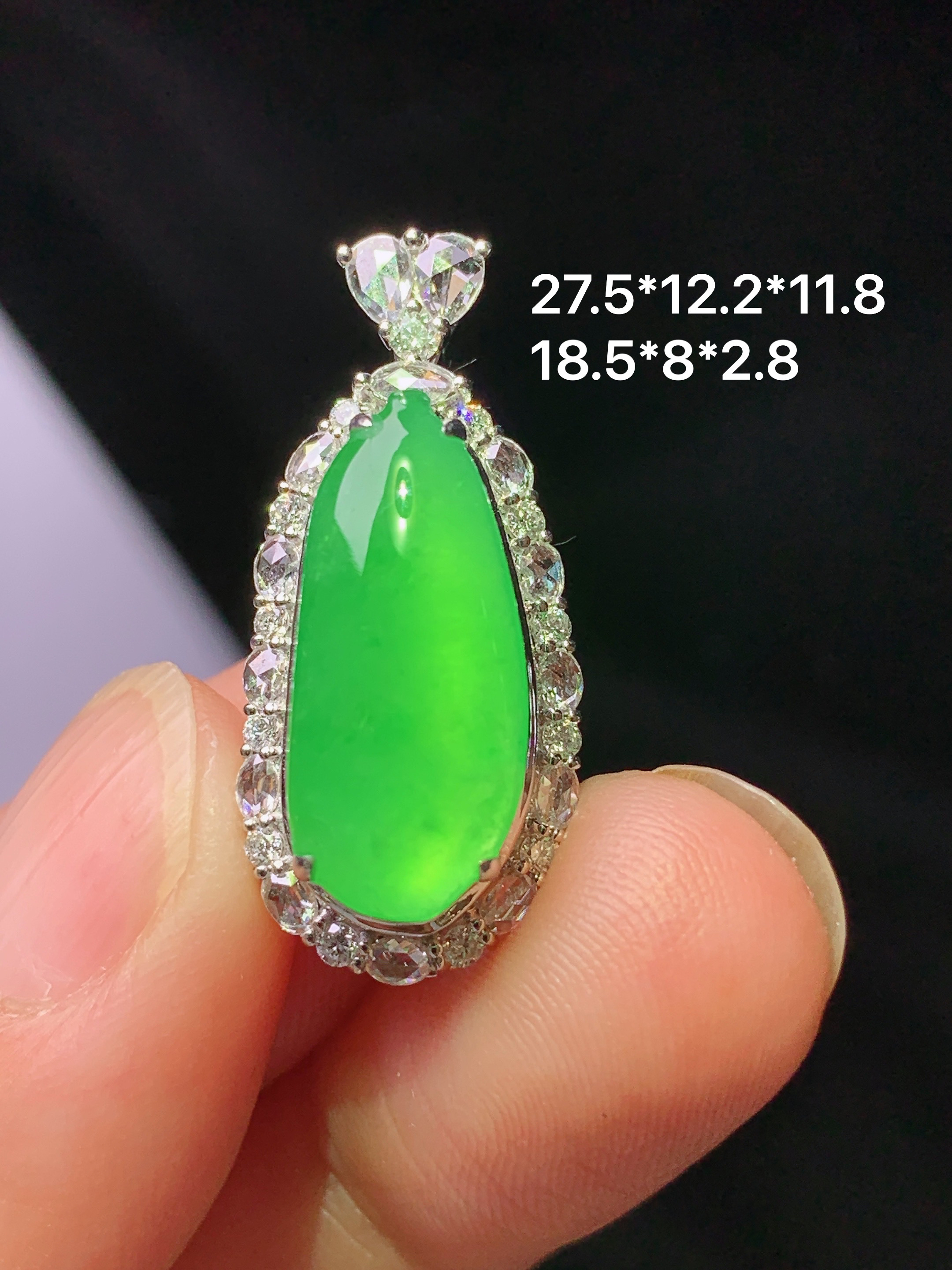 18k金钻镶嵌阳绿福瓜吊坠 玉质细腻 色泽艳丽清新 水润亮眼 整体尺寸27.5*12.2*11.8 h1