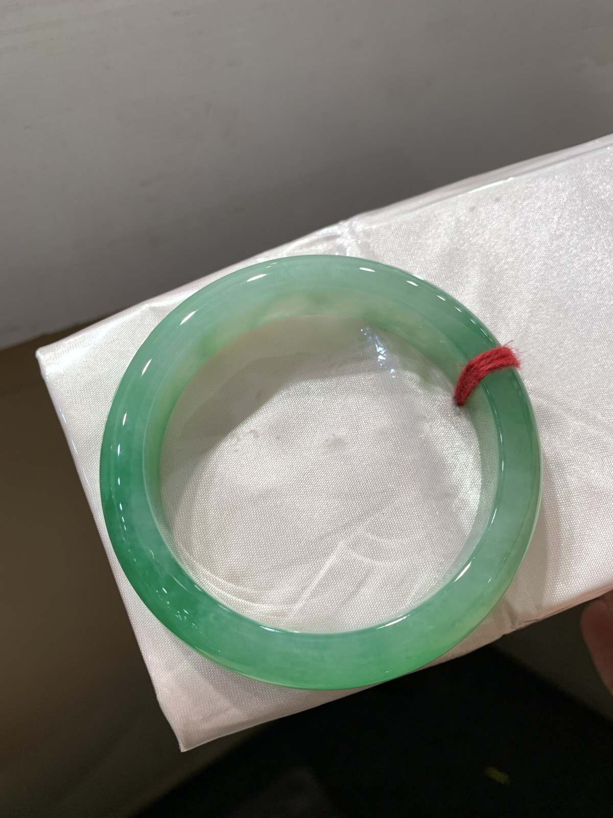 尺寸54.9/12.6/8.2，带色手镯
水润细腻 有种有色