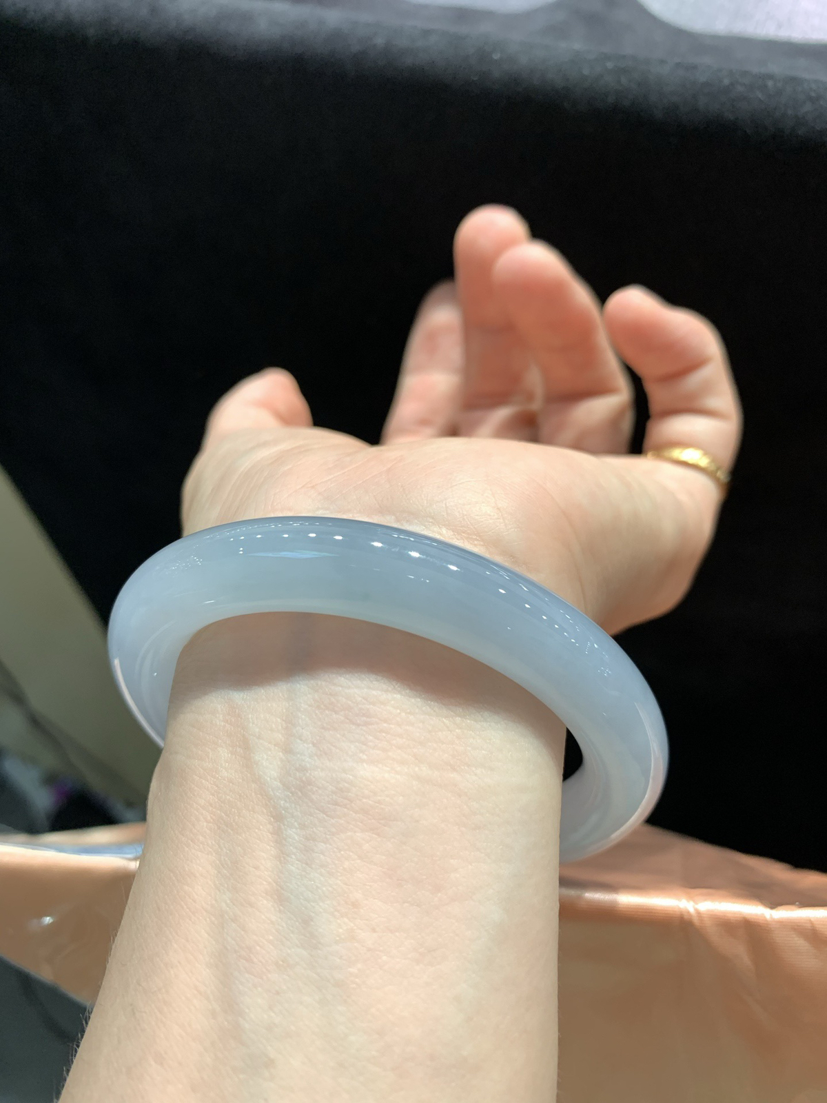 尺寸56.8/10.9，冰圆条手镯
水润细腻 清新甜美