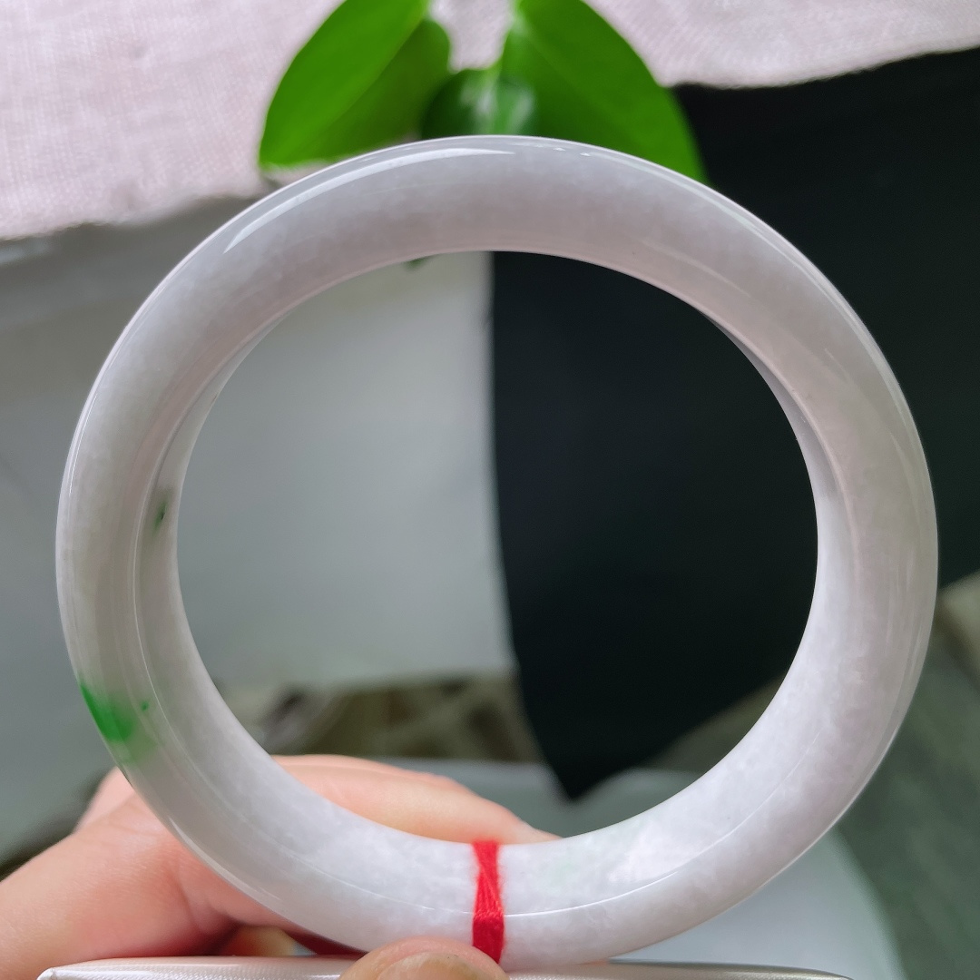 60.9/12.8/9，飘绿正圈，纹裂，白皙玉底，一抹鲜绿点缀其间，简约素雅不浮夸，清清淡淡，低调耐看。ss59516a