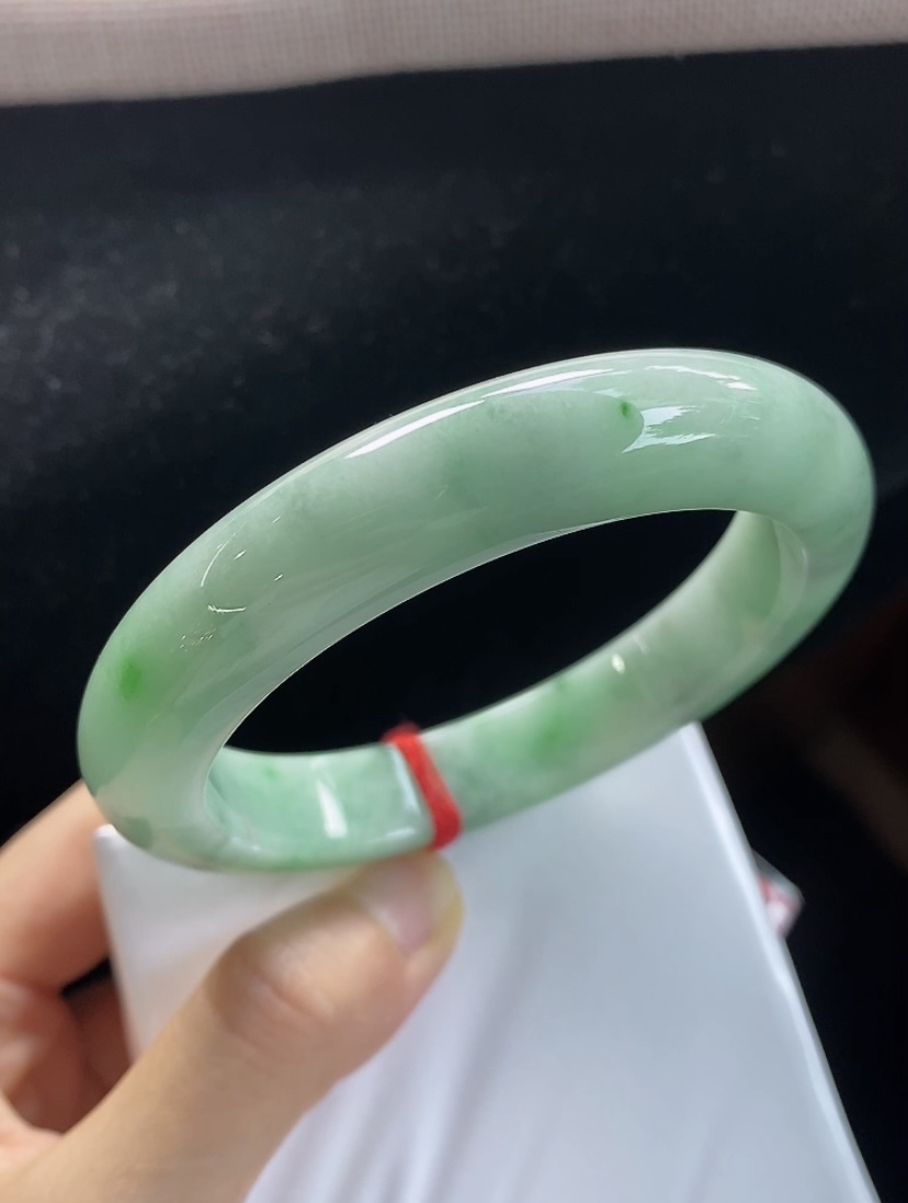 正圈绿底飘花手镯，圈口尺寸59.6-12.6-10.6mm,10.10yb