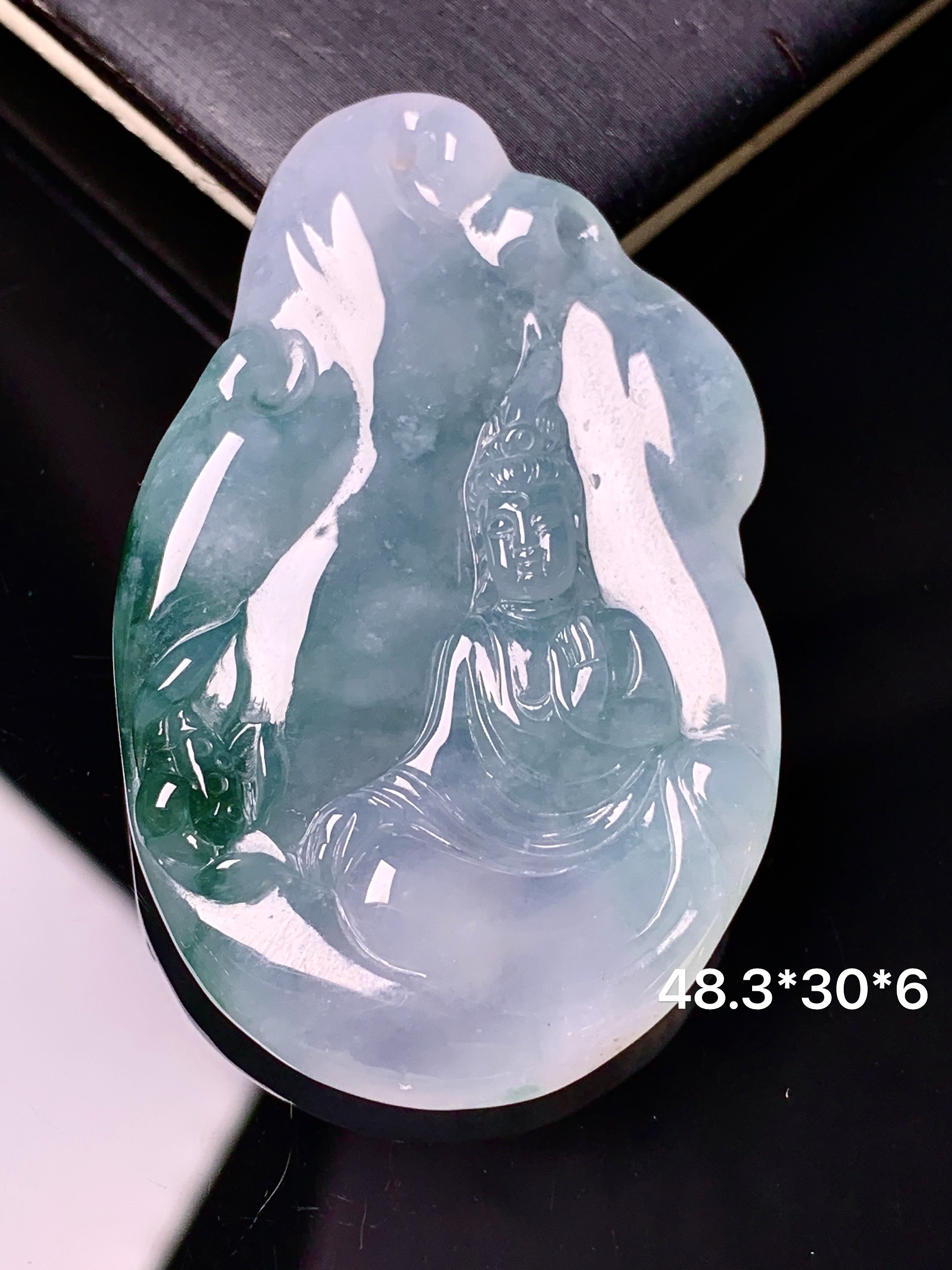 飘绿观音菩萨吊坠 玉质细腻 色泽艳丽清新 水润亮眼 整体尺寸48.3*30*6 h3