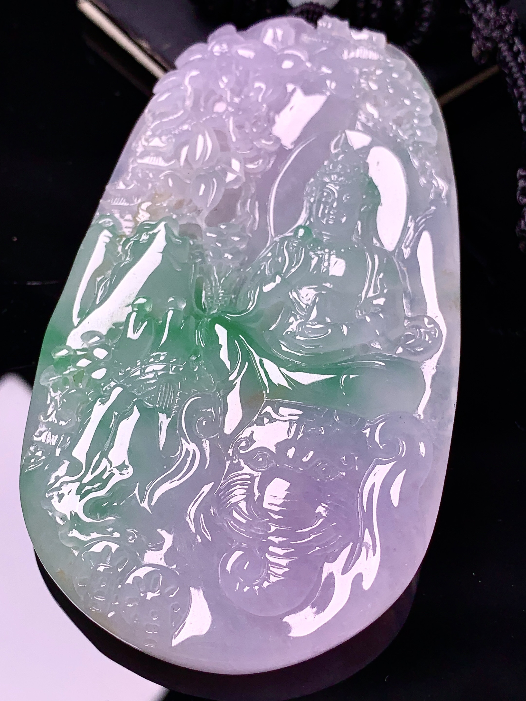 淡紫罗兰飘绿观音菩萨吊坠 玉质细腻 色泽艳丽清新 水润亮眼 整体尺寸83*47.2*8.2 w1