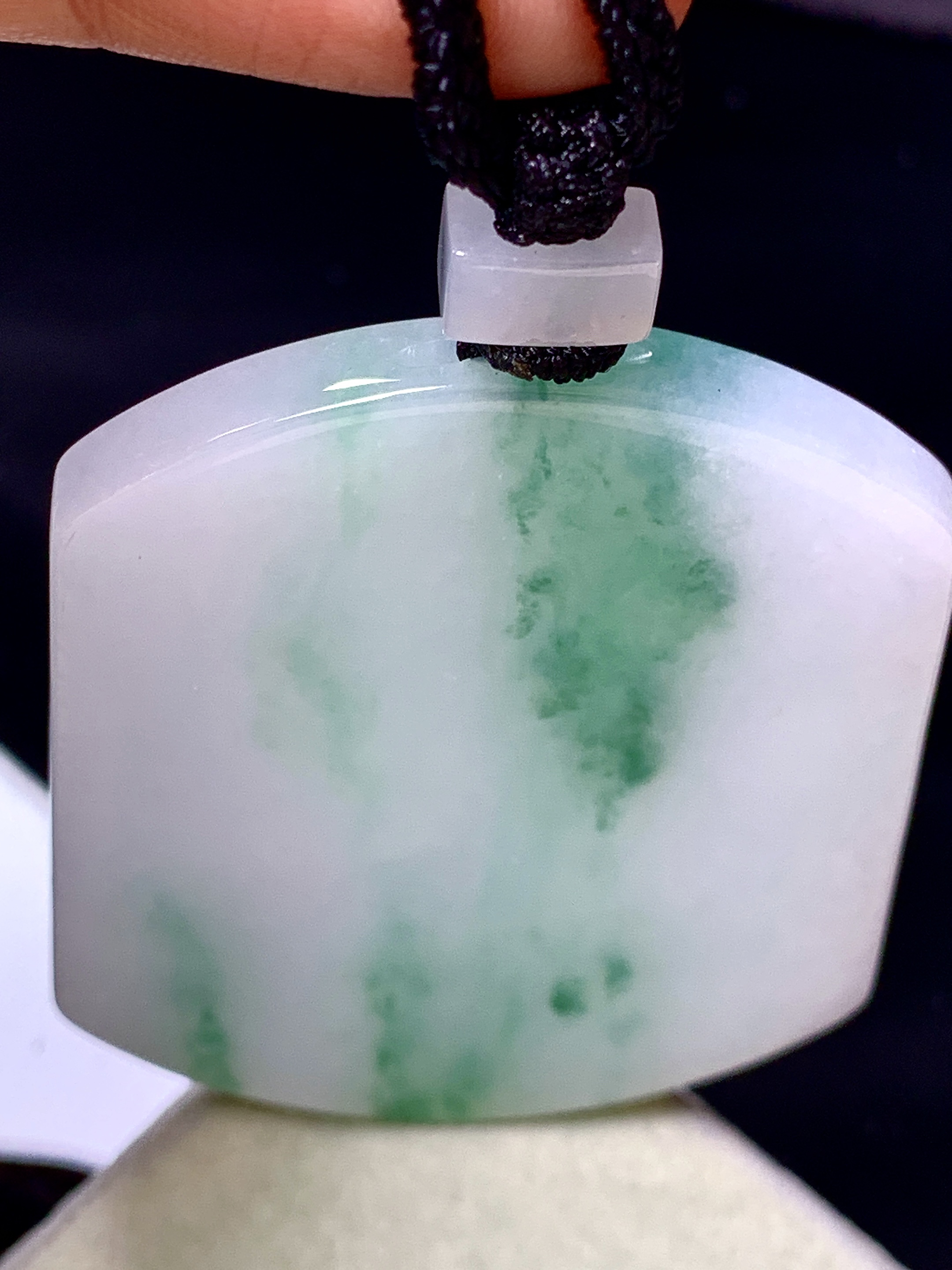 飘绿无事牌吊坠 玉质细腻 色泽艳丽清新 水润亮眼 整体尺寸57.8*45.5*5.5 w1