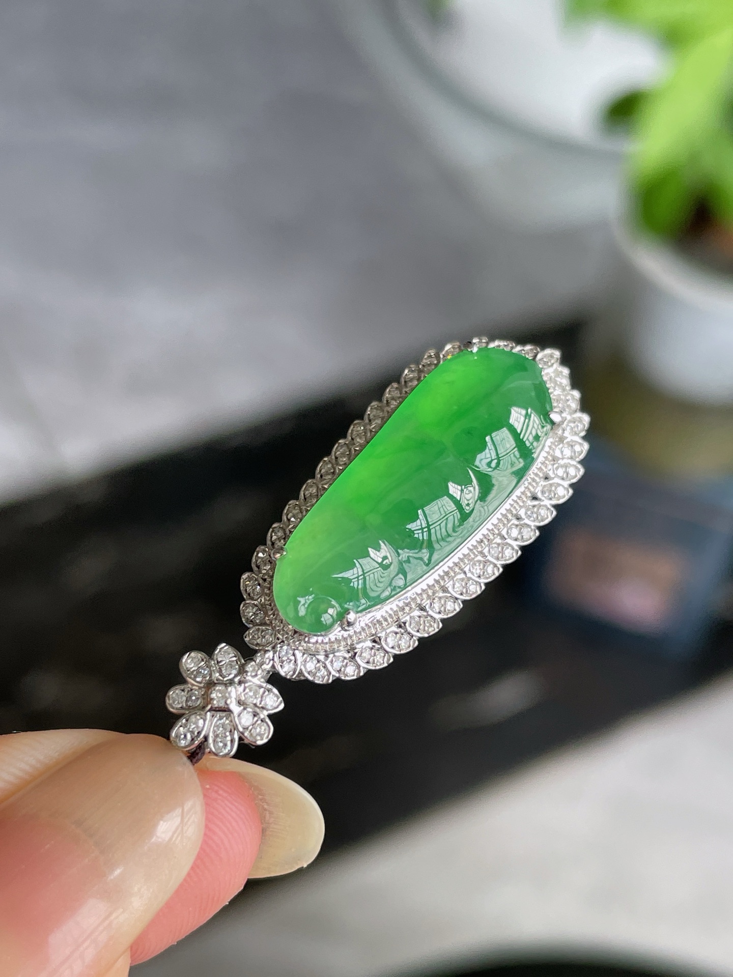 18k金钻镶冰阳绿福豆, 总34.5-13.4-8.5mm 裸石22.8-8.6-2.5mm S16，34.5-13.4-8.5