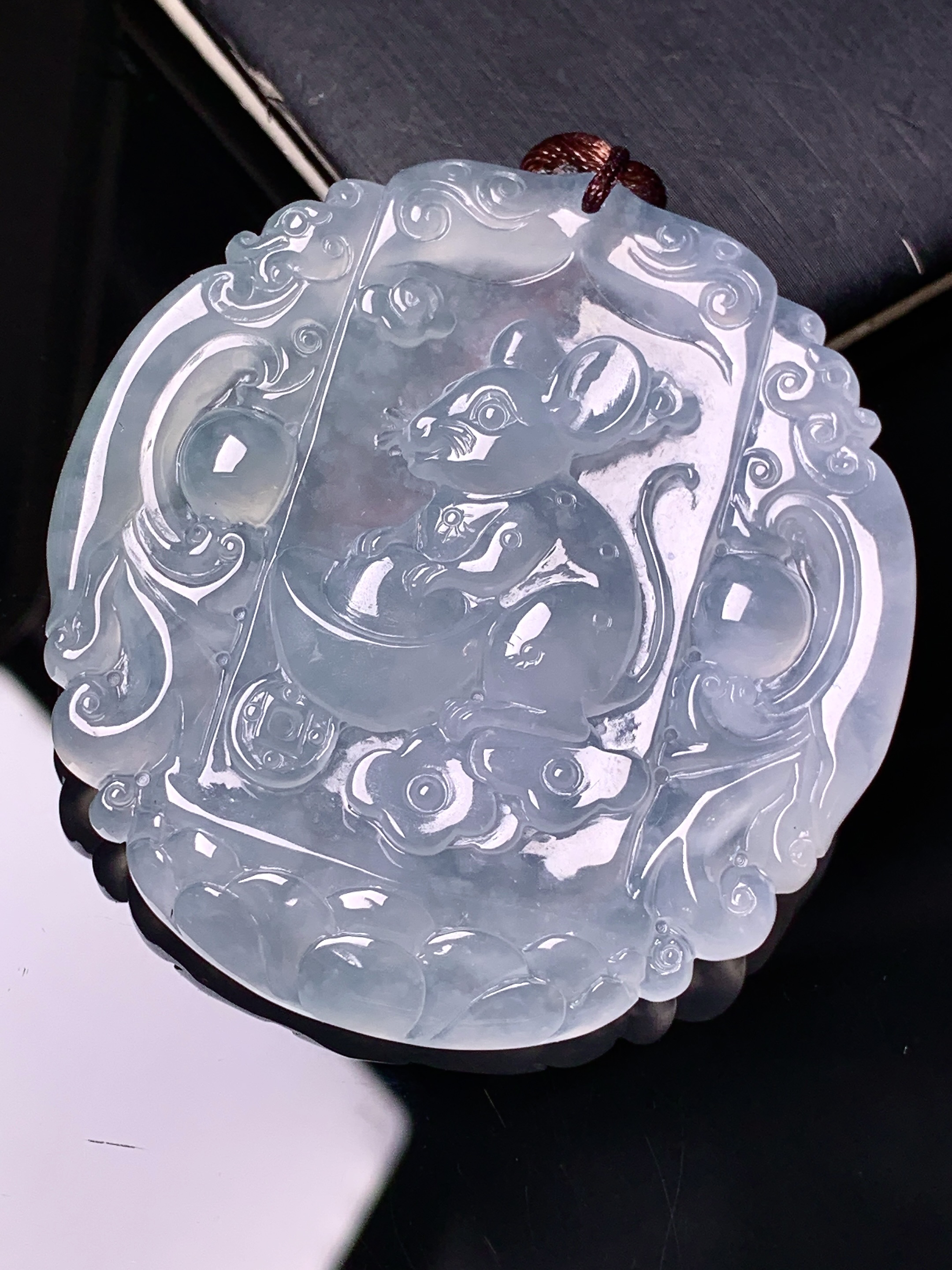 冰种生肖鼠吊坠 玉质细腻 色泽艳丽清新 水润亮眼 整体尺寸49.6*47*5.5 b2