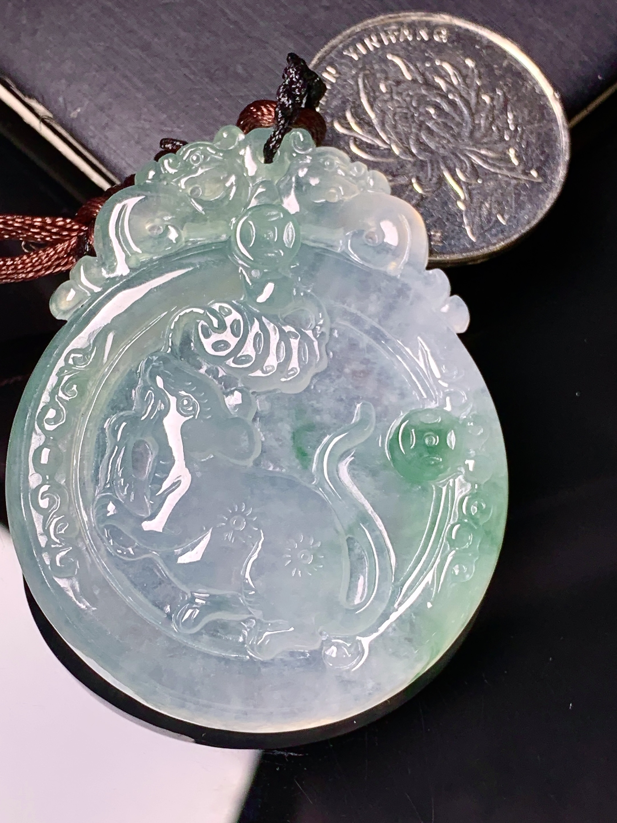 飘绿生肖鼠吊坠 玉质细腻 色泽艳丽清新 水润亮眼 整体尺寸49.8*40.2*5.5 b2