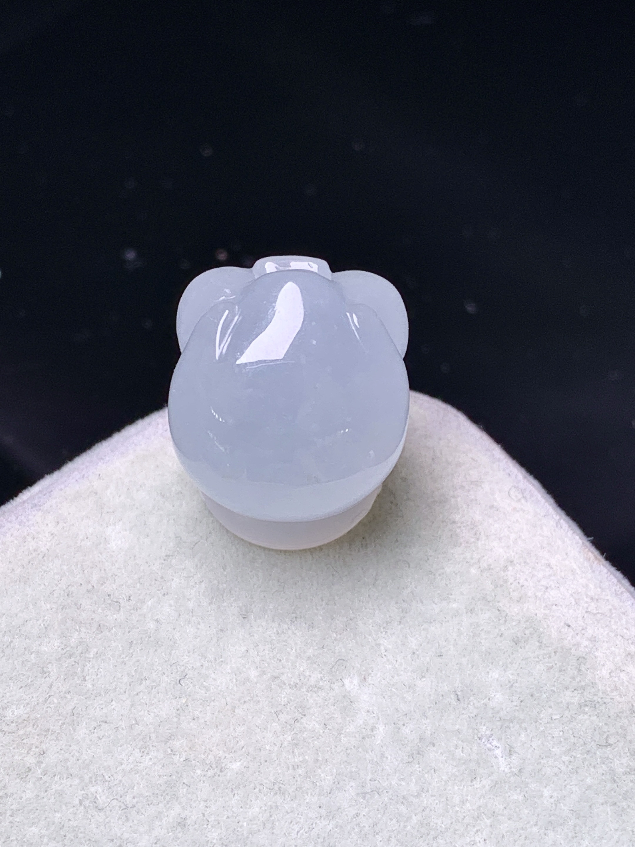 冰种生肖猪吊坠 玉质细腻 色泽艳丽清新 水润亮眼 整体尺寸13.6*12.5*11.5 z2