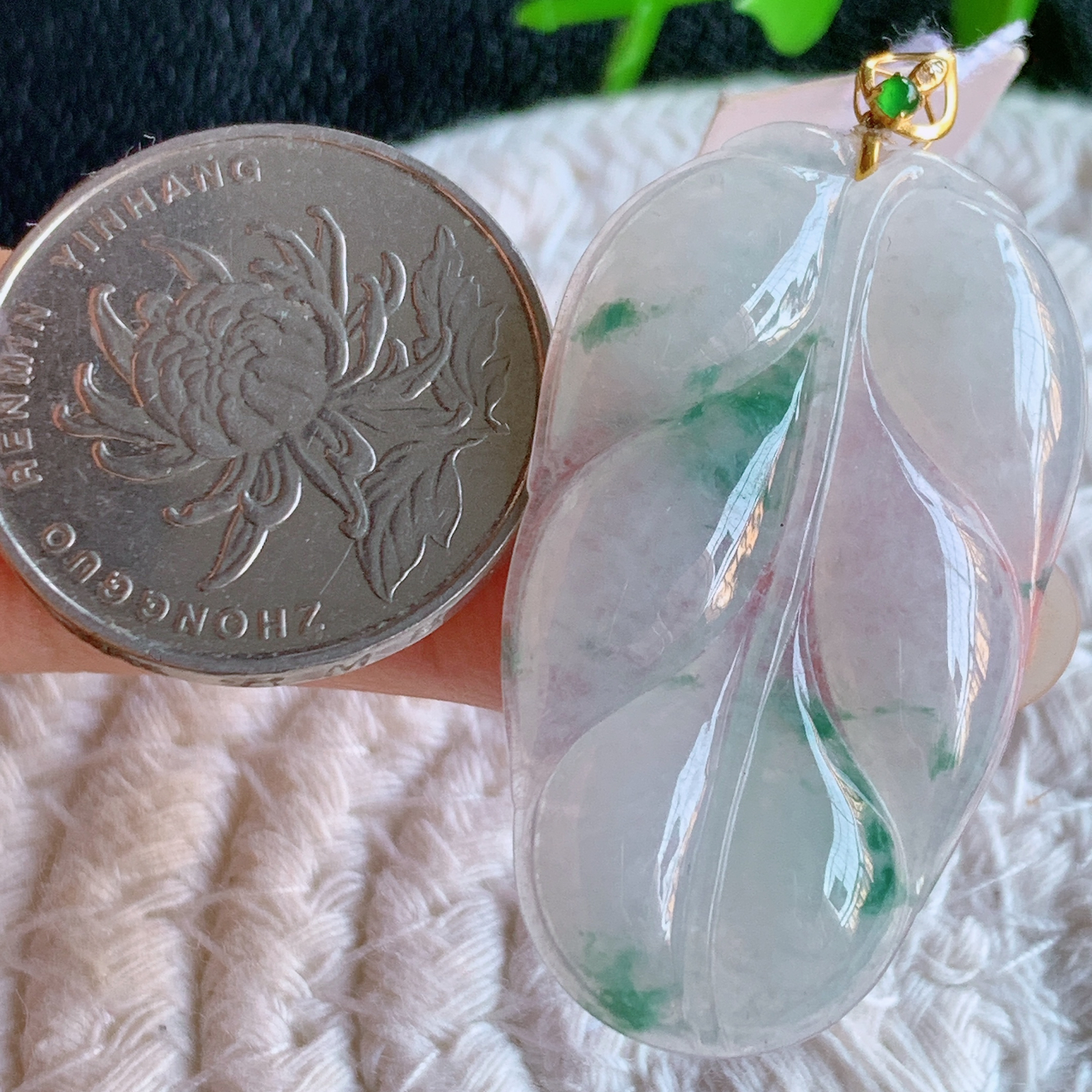 18k金扣冰润飘花金枝玉叶翡翠吊坠  老种起胶感  飘花灵动  寓意“金枝玉叶，大业有成，一夜成名”  饱满大气，水润通透。W415.9  整体尺寸：43.8-22.4-4.2mm  裸石尺寸：38.5-22.4-4.2mm