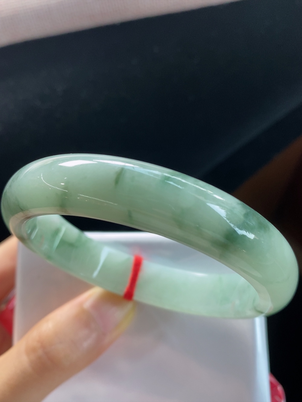 正圈底色飘花手镯，圈口尺寸54.7-12-8.4mm,10.10yb