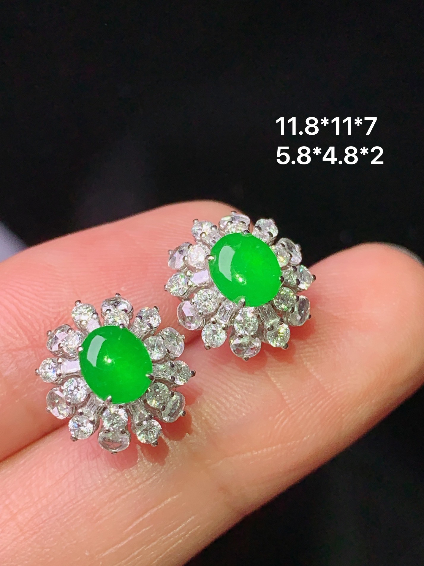 18k金钻镶嵌冰阳绿蛋面耳钉 玉质细腻 色泽艳丽清新 水润亮眼 整体尺寸11.8*11*7 m7